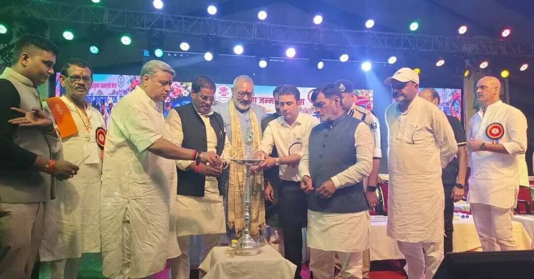 श्रीकृष्ण जन्माष्टमी मेला शताब्दी महोत्सव-2026, तेघड़ा का शुभारंभ किया गया। इस मेले में सांस्कृतिक कार्यक्रम का आयोजन 5 से 8 सितंबर 2026 तक गौशाला परिसर, तेघड़ा, बेगूसराय में किया जाएगा। कार्यक्रम प्रतिदिन संध्या 6 बजे से आयोजित होगा।
कार्यक्रम का उद्घाटन माननीय वस्त्र मंत्री भारत सरकार सह बेगूसराय सांसद श्री गिरिराज सिंह, माननीय सहकारिता मंत्री श्री राम कृपाल यादव, माननीय कला एवं संस्कृति मंत्री बिहार डॉ प्रमोद कुमार, जिला पदाधिकारी श्री रिची पाण्डेय, पुलिस अधीक्षक श्री मनीष, माननीय तेघड़ा विधायक श्री रजनीश कुमार , माननीय नगर विधायक श्री कुंदन कुमार सहित अन्य जनप्रतिनिधि ने संयुक्त रूप से किया।
IPRD Bihar
Department of Art and Culture , Gov. Of Bihar
#begusarai