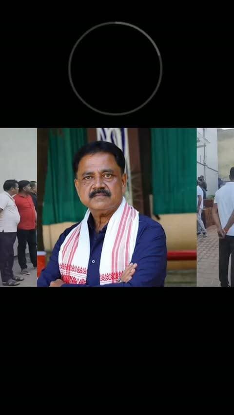 इस वक्त की सबसे बड़ी और दुखद खबर यह है कि राज्य के उच्च शिक्षा मंत्री, नगर विकास मंत्री सुदीव्य कुमार सोनू का निधन हो गया है। शनिवार देर रात गिरिडीह स्थित आवास पर उन्हें दिल का दौरा पड़ा और मिनटों में ही उनका निधन हो गया। मिली जानकारी के अनुसार वो देर रात खाना खाकर सोने गये थे। तभी उन्हें उनकी छाती में दर्द हुआ और वे बैचेनी महसूस करने लगे।
छाती में दर्द के बाद उन्हें आनन फानन में गिरिडीह के ही एक निजी अस्पताल मरसी हास्पीटल लाया गया। डाक्टरों ने उनकी जल्दीबाजी से इलाज भी शुरू किया लेकिन पल भर में ही उनकी सांसे पूरी तरह से बंद हो गयी। हालत इतनी बिग़ड़ चुकी थी कि उन्हें रांची तक लाने का वक्त नहीं मिला।
उनके निधन से रांची समेत पूरे झारखंड में शोक की लहर दौड़ गयी है ।
#jmm #sudivyakumarsonu #badnews #deoghartalks