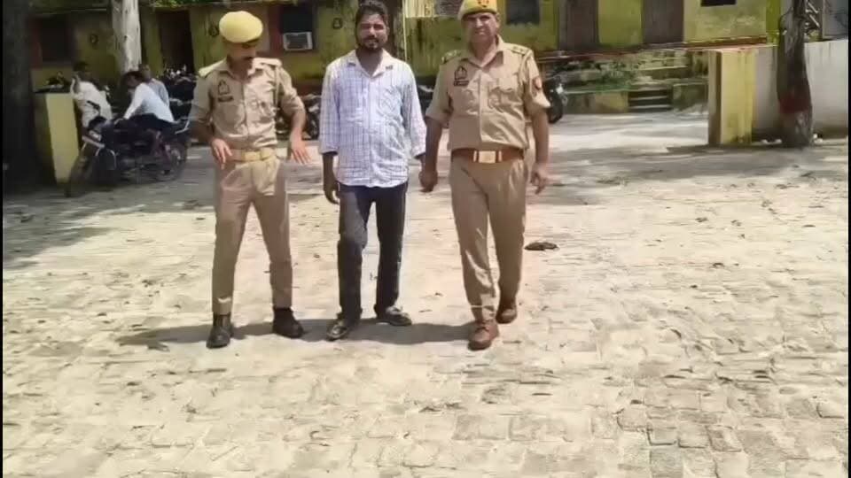 *भूमि धोखाधड़ी प्रकरण में थाना कलान पुलिस की बड़ी कार्यवाही, कूटरचित दस्तावेज तैयार करने वाला अभियुक्त गिरफ्तार ।*
आपको बता दें
वादी मोरपाल पुत्र शिवराज निवासी गोविन्द नगला, थाना उसहैत, जनपद बदायूँ द्वारा दिनांक 05.09.2022 को अभियुक्तगण द्वारा वादी की भूमि गाटा संख्या 418, रकबा 0.898 हे0 में से 0.298 हे0 बैनामाशुदा भूमि को पुनः फर्जी तरीके से बंधक रखकर ₹1,09,500/- का ऋण प्राप्त करने, भूमि को हड़पने की नीयत से ₹1,00,000/- में सौदा कर ₹80,000/- लेकर विपिन के नाम इकरारनामा करने, पुनः ऋण प्राप्त करने तथा वादी के साथ गाली-गलौज, मारपीट एवं जान से मारने की धमकी देने के संबंध में प्रार्थना पत्र दिया गया था। उक्त प्रार्थना पत्र की पूर्व में क्षेत्राधिकारी जलालाबाद द्वारा जांच की गई, जिसमें अभिलेखीय साक्ष्यों के परीक्षण के आधार पर अभियुक्तगण द्वारा धोखाधड़ी किए जाने के आरोप प्रथम दृष्टया सत्य पाए गए। जिसके आधार पर थाना कलान पर मु0अ0सं0 210/26 धारा 419, 420, 467, 468, 471, 323, 504, 506 भादवि पंजीकृत किया गया। विवेचना के दौरान साक्ष्य संकलन से अभियुक्त जितेन्द्र कुमार पुत्र नेत्रपाल मौर्य निवासी ग्राम गियुतिया, थाना परौर, जनपद शाहजहाँपुर का नाम प्रकाश में आया। अभियुक्त जितेन्द्र कुमार को दिनांक 04.09.2026 को विवेचना के क्रम में आवश्यक पूछताछ हेतु थाना बुलाया गया। पूछताछ एवं उपलब्ध साक्ष्यों के आधार पर अभियुक्त के विरुद्ध धारा 419, 420, 467, 468, 471 भादवि का अपराध पाया जाने पर उसे गिरफ्तार किया गया। अभियुक्त को नियमानुसार मा0 न्यायालय के समक्ष प्रस्तुत कर अग्रिम विधिक कार्यवाही की जा रही है। गिरफ्तार अभियुक्त का विवरणः-
जितेन्द्र कुमार पुत्र नेत्रपाल मौर्य उम्र करीब 31 वर्ष निवासी ग्राम गियुतिया, थाना परौर, जिला शाहजहाँपुर ।
*पंजीकृत अभियोग का विवरणः-*
मु0अ0सं0 210/26 धारा 419,420,467,468,471,323,504,506 भादवि थाना कलान, जनपद शाजहाँपुर ।
*पूछताछ का विवरणः-*
अभियुक्त जितेन्द्र कुमार उपरोक्त ने पूछताछ में बताया कि वह तहसील कलान में प्राइवेट अधिवक्ता के रूप में कार्य करता है। अभियुक्त ने बताया कि जयवीर पुत्र छत्तर निवासी ग्राम बिरिया, थाना कलान, जनपद शाहजहाँपुर द्वारा दिनांक 25.06.2024 को विपिन पुत्र गिरीश निवासी बाराकलां, थाना कलान, जनपद शाहजहाँपुर के पक्ष में अपनी भूमि का ₹1,00,000/- में इकरारनामा कराया गया था, जिसमें विपिन द्वारा अपने बैंक खाते से ₹80,000/- जयवीर के बैंक खाते में स्थानांतरित किए गए थे तथा शेष ₹20,000/- बैनामा के समय दिया जाना तय हुआ था। उक्त इकरारनामा पर अभियुक्त द्वारा बतौर गवाह हस्ताक्षर किए गए थे तथा इकरारनामा से संबंधित कागजात भी अभियुक्त द्वारा तैयार किए गए थे। अभियुक्त ने यह भी बताया कि इससे पूर्व जयवीर द्वारा उक्त भूमि का बैनामा हाकिम सिंह के पक्ष में किया गया था, जिसके संबंध में कार्यवाही के भय से उसके, जयवीर एवं विपिन द्वारा उक्त इकरारनामा निरस्त करा दिया गया था। अभियुक्त ने पूछताछ में बताया कि पैसों के लालच के कारण उसने उक्त कार्य किया था।