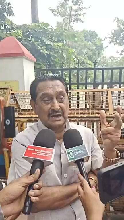 किच्छा विधायक तिलक राज बेहड़... रूद्रपुर में कांग्रेस के प्रदर्शन के दौरान मीडिया से की बात