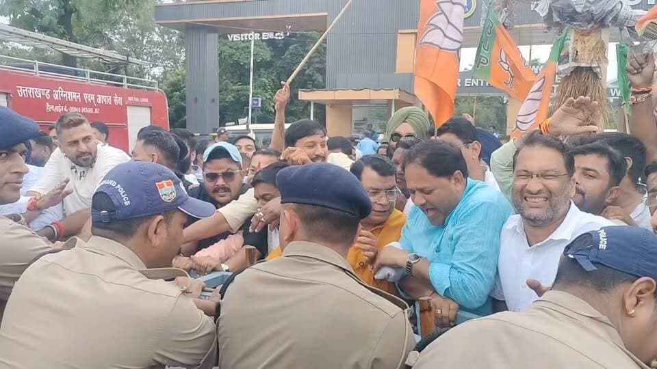 रुद्रपुर विरोध के दौरान दरोगा जी नेमेयर विकास शर्मा के कान में कुछ फूंका.