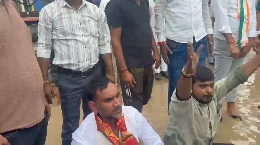 झोटवाड़ा(जयपुर) ।। News123 ।। वार्ड 36 में 200 फीट बाइपास के पास जलभराव से राहगीर बेहाल, सड़क बनी तालाब
घुटनों तक पानी में उतरे ग्रामीणों ने किया विरोध प्रदर्शन
समाजसेवी राजेश चौधरी के नेतृत्व में ग्रामीणों ने जताया आक्रोश
प्रदर्शन के दौरान करीब आधे घंटे तक बनी रही जाम की स्थिति
भाजपा-कांग्रेस सरकारों में मंत्री रहे नेताओं के बावजूद स्थायी समाधान नहीं होने का आरोप
ग्रामीणों ने स्थायी ड्रेनेज, वाटर हार्वेस्टिंग और सड़क सुधार की उठाई मांग