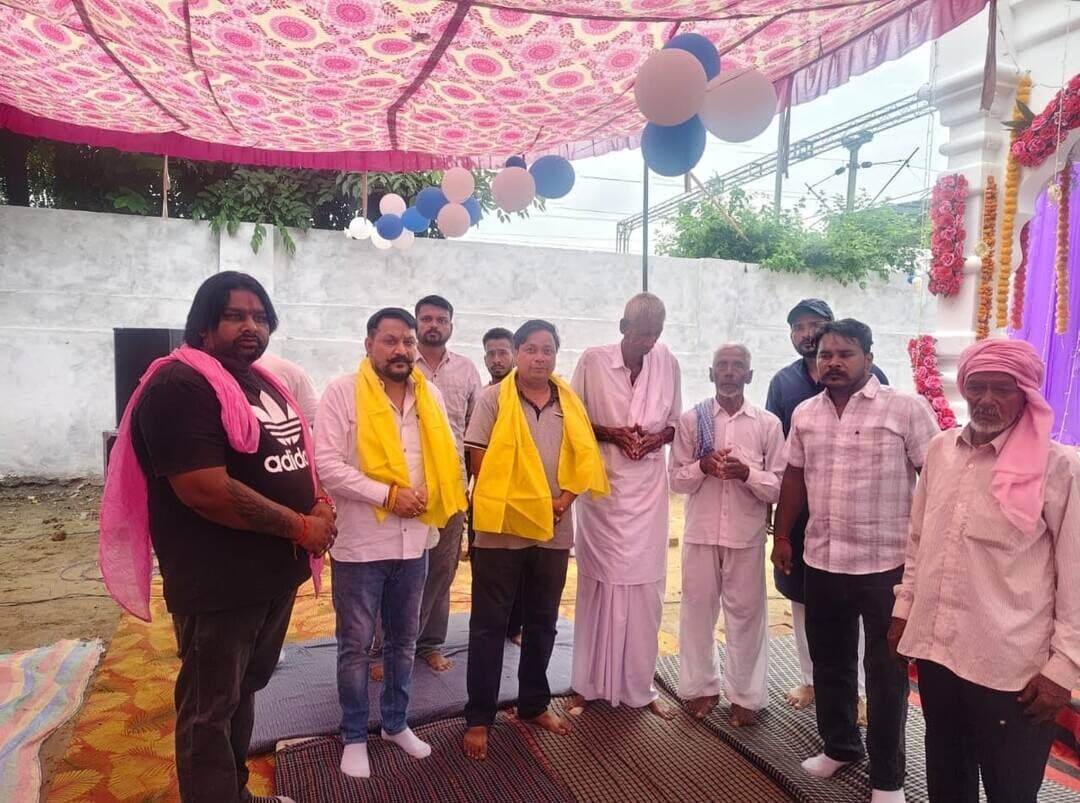 हल्का रादौर के गांव ऊँचा चदना में आयोजित विशाल भंडारे के पावन अवसर पर ओबीसी जिला प्रधान (शहरी) कांग्रेस, जिला यमुनानगर एवं हल्का रादौर के नेता विक्रम सैनी विशिष्ट अतिथि के रूप में शामिल हुए। इस दौरान उन्होंने श्रद्धालुओं से मुलाकात की, सेवा कार्य में भाग लिया और आयोजक समिति व ग्रामवासियों का सम्मान एवं स्नेह के लिए हृदय से आभार व्यक्त किया।
🙏 विक्रम सैनी ने कहा
"सेवा का अवसर मिलना ईश्वर की विशेष कृपा है। प्रभु से प्रार्थना है कि सभी पर अपनी कृपा, सुख-समृद्धि और आशीर्वाद बनाए रखें।"
#VikramSaini #Congress #Radour #Yamunanagar #Bhandaara #OBC #Seva #UchaChadna #Haryana