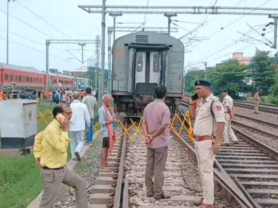 🚨 आरा में महानंदा एक्सप्रेस डिरेल, इंजन समेत 3 कोच पटरी से उतरे
भोजपुर |आज रविवार सुबह आरा रेलवे स्टेशन पर रविवार सुबह करीब 4 बजे 15483 अलीपुरद्वार जंक्शन-दिल्ली महानंदा एक्सप्रेस के डिरेल होने से रेल परिचालन प्रभावित हो गया। शुरुआती जानकारी के अनुसार इंजन समेत एसएलआर और एच-1 कोच पटरी से उतर गए। हालांकि रेलवे की ओर से बताया गया है कि एक स्लीपर कोच का केवल एक पहिया पटरी से उतरा है।
घटना पंडित दीनदयाल उपाध्याय-दानापुर रेलखंड पर हुई। ट्रेन आरा स्टेशन के प्लेटफॉर्म नंबर-2 पर पहुंचने के बाद दिल्ली की ओर रवाना हो रही थी। बताया जा रहा है कि परिचालन के दौरान सिग्नल में तकनीकी गड़बड़ी के कारण ट्रेन दिल्ली की जगह सासाराम लाइन की ओर चली गई। स्टेशन से करीब 200 मीटर आगे ट्रेन अप लाइन में डिरेल हो गई। घटना के बाद रेलवे अधिकारियों और कर्मचारियों ने मौके पर पहुंचकर राहत एवं बहाली का काम शुरू किया। किसी यात्री के हताहत होने की सूचना नहीं है।
महानंदा एक्सप्रेस के डिरेल होने से दिल्ली-हावड़ा रेल रूट प्रभावित हुआ है। वंदे भारत, विभूति एक्सप्रेस, गांधीधाम, कैपिटल एक्सप्रेस, इंटरसिटी, गरीब रथ, पैसेंजर और उधना एक्सप्रेस समेत कई ट्रेनें प्रभावित हुई हैं। रेलवे की तकनीकी टीम दुर्घटना के कारणों की जांच कर रही है।