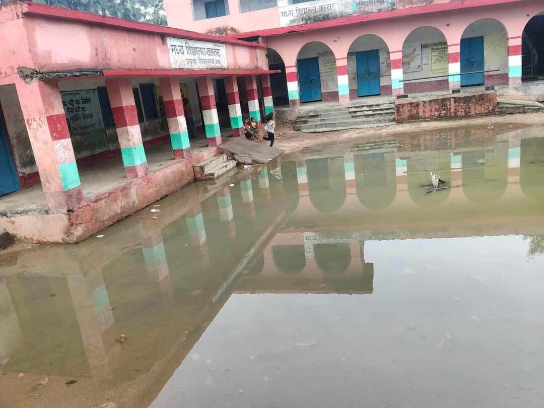 खिजरसराय के मध्य विद्यालय बख्तर में बारिश के बाद जलजमाव
pc:rakesh