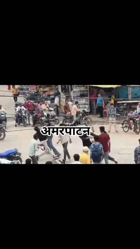 *अमरपाटन में छात्रों के दो गुटों में मारपीट, लात-घूंसों और बेल्ट से हमला, वीडियो वायरल*
अमरपाटन में संदीपनी विद्यालय के पास छात्रों के दो गुटों के बीच जमकर मारपीट,पुरानी रंजिश को विवाद की वजह बताया जा रहा,दोनों पक्षों के बीच लात-घूंसों के साथ बेल्ट से भी मारपीट की गई। घटना में दो युवकों के सिर में चोट आई,मारपीट का वीडियो सोशल मीडिया पर वायरल,थाने पहुँचा मामला। जांच में जुटी है।