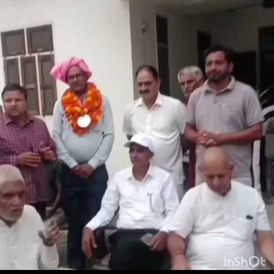 शिक्षक दिवस के अवसर पर बापौली के मास्टर बलिंदर रावल को राज्यपाल और मुख्यमंत्री द्वारा किया गया सम्मानित गांव में पहुंचने पर बलिंदर रावल का ग्रामीणों ने किया स्वागत