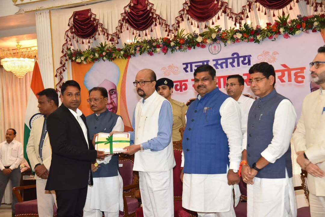 🏆 सूरजपुर के दो शिक्षकों को राज्यपाल पुरस्कार
शिक्षा में नवाचार, विज्ञान, गतिविधि आधारित शिक्षण और सामाजिक सरोकारों में उत्कृष्ट योगदान के लिए रामानुजनगर विकासखंड के श्री गोपाल सिंह एवं श्री योगेश कुमार साहू को शिक्षक दिवस पर राज्यपाल श्री रमेन डेका ने राज्य शिक्षक सम्मान से सम्मानित किया।
✨ दोनों शिक्षकों की उपलब्धि ने सूरजपुर जिले को गौरवान्वित किया है।
कलेक्टर श्रीमती रेना जमील ने दोनों शिक्षकों को बधाई एवं शुभकामनाएं दीं।
#Surajpur #TeacherAward #TeachersDay #StateTeacherAward #Education Innovation Chhattisgarh SurajpurDistrict