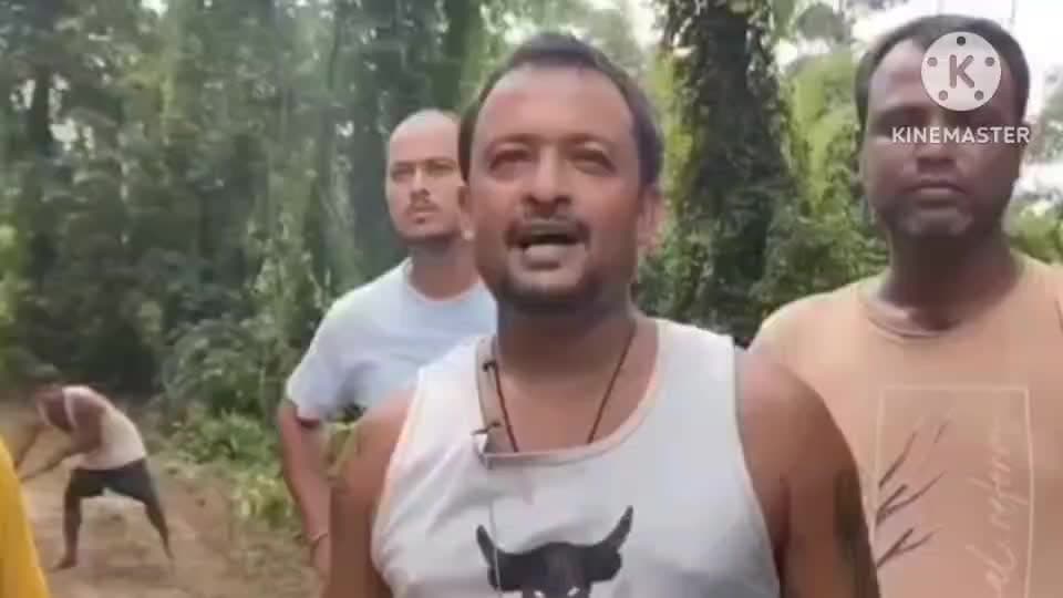 নগাঁও: কলিয়াবৰৰ বৰভগীয়াৰ যুৱকবৃন্দই হাতে-হাতে কোৰ লৈ, এক্সেভেটৰ লগাই চাফা কৰিলে পথৰ জংঘল