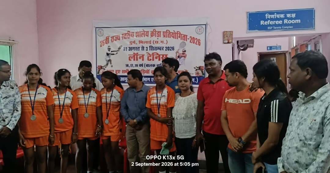 दुर्ग में आयोजित 26वीं राज्य स्तरीय लॉन टेनिस प्रतियोगिता में सक्ती जिले के खिलाड़ियों ने शानदार प्रदर्शन करते हुए 3 स्वर्ण, 2 रजत और 5 कांस्य पदक जीते। प्रतियोगिता में जिले के 16 खिलाड़ियों ने हिस्सा लिया, जिनमें से 7 खिलाड़ियों का चयन राष्ट्रीय प्रतियोगिता के लिए हुआ है।
खिलाड़ियों की उपलब्धि पर अधिकारियों एवं शिक्षकों ने हर्ष व्यक्त किया।
#saktidist
#sakti