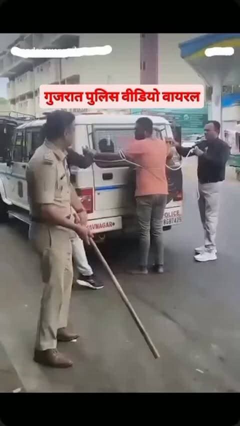 गुजरात पुलिस ने लिव इन पार्टनर काजल बेन की हत्या के आरोपी फैजल को 5 मिनट तक 100 से ज्यादा डंडे मारे। पुलिस, फैजल को क्राइम स्पॉट पर सीन री-क्रिएशन के लिए लाई थी। हत्या का CCTV फुटेज भी सामने आया है।
Gujrat police viral video
#gujrat
#trendingreels
#viralvideos
#explore #viralvideo