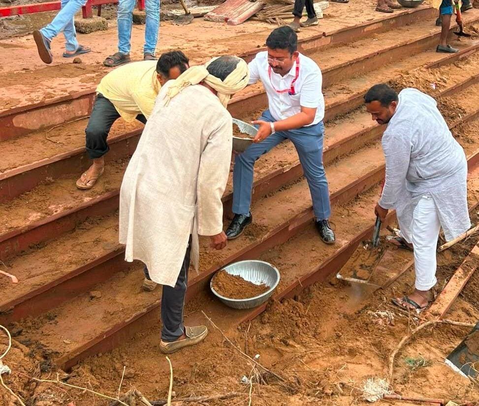 राहत से पुनर्बहाली की ओर चित्रकूट, प्रशासन और जनप्रतिनिधियों ने संभाली जिम्मेदारी
घाटों, सड़कों और धार्मिक स्थलों की सफाई के साथ प्रभावित परिवारों तक पहुंचाई जा रही राहत सामग्री
-----
सतना 06 सितम्बर 2026/चित्रकूट में आई बाढ़ के बाद जनजीवन को तेजी से सामान्य स्थिति में लाने के लिए जिला प्रशासन सतना द्वारा राहत, पुनर्वास और पुनर्बहाली के कार्य लगातार जारी हैं। कलेक्टर #सतना डॉ. सतीश कुमार एस के निर्देशन एवं आयुक्त रीवा संभाग के मार्गदर्शन में प्रशासनिक अधिकारी, जिला पंचायत का अमला, स्थानीय जनप्रतिनिधि तथा विभिन्न विभागों की टीमें प्रभावित क्षेत्रों में सक्रिय हैं। बाढ़ का पानी उतरने के बाद सबसे बड़ी चुनौती सड़कों, घाटों, धार्मिक स्थलों और सार्वजनिक स्थानों पर जमा मिट्टी, सिल्ट, बालू और कचरे को हटाने की है। इसके लिए जेसीबी एवं अन्य संसाधनों की मदद से युद्धस्तर पर सफाई अभियान चलाया जा रहा है। भारत घाट मार्ग पर जेसीबी से मिट्टी हटाने का कार्य किया जा रहा है, वहीं भारत घाट में सफाई एवं धुलाई का कार्य भी प्रारंभ हो चुका है। घाट को श्रद्धालुओं के स्नान योग्य बनाने के लिए जमा सिल्ट और बालू हटाई जा रही है।
*जनप्रतिनिधियों और प्रशासन ने मिलकर की भारत घाट की सफाई*
भारत घाट की सफाई में जनप्रतिनिधियों और प्रशासन ने मिलकर श्रमदान का संदेश दिया। जिला पंचायत सदस्य बरौंधा संजय सिंह और उनकी टीम ने घाट की सफाई का मोर्चा संभाला। टीम का उत्साह बढ़ाने के लिए अपर कलेक्टर श्री विकास सिंह एवं सीईओ जिला पंचायत श्री Shailendra Singh ने भी प्रतीकात्मक श्रमदान किया। जिला पंचायत सदस्य संजय सिंह ने फावड़ा उठाकर सिल्ट और बालू हटाने में सहभागिता की, वहीं सीईओ जिला पंचायत शैलेंद्र सिंह ने तगाड़ी उठाकर सफाई कार्य में श्रमदान किया। प्रशासन की ओर से बताया गया कि आने वाले दिनों में जिले से अन्य अधिकारी भी चित्रकूट पहुंचकर प्रभावित क्षेत्रों में सेवा कार्य एवं श्रमदान करेंगे। रविवार को जिले के शासकीय अधिकारी-कर्मचारी चित्रकूट पहुंचकर सेवा कार्य और साफ-सफाई के श्रमदान में शामिल होंगे। सीईओ जिला पंचायत शैलेन्द्र सिंह ने सभी अधिकारी-कर्मचारी को रविवार को प्रातः 9.30 बजे चित्रकूट में उपस्थित होकर स्वच्छता कार्य में श्रमदान करने की अपील की है।
*धार्मिक एवं पर्यटन स्थलों पर भी विशेष सफाई अभियान*
बाढ़ के बाद धार्मिक और पर्यटन स्थलों को भी व्यवस्थित किया जा रहा है। आरोग्यधाम के आसपास जमा मिट्टी को समतल किया जा रहा है तथा वैदेही वाटिका में साफ-सफाई का कार्य चल रहा है। आरोग्यधाम मार्ग की भी सफाई की जा रही है। प्रमोद वन में सामुदायिक भवन के पास जमा कचरे को हटाकर भराव कराया जा रहा है। वहीं रामायणी कुटी मुख्य मार्ग से भी कचरा हटाने का कार्य जारी है। गोदावरी गुफा के अंदर बाढ़ से जमा हुई मिट्टी को भी हटाया जा रहा है। नयागांव में पुराने कार्यालय के सामने सड़क की सफाई कराई जा रही है। इन कार्यों का उद्देश्य प्रभावित क्षेत्रों को शीघ्र साफ-सुथरा कर आमजन और श्रद्धालुओं के आवागमन के लिए सुगम बनाना है। राघव प्रयाग घाट पर भी साफ-सफाई का कार्य तेजी से कराया जा रहा है। एसडीएम महिपाल सिंह गुर्जर और तहसीलदार कमलेश भदौरिया द्वारा मौके पर पहुंचकर कार्य की निगरानी की जा रही है। प्रशासन का प्रयास है कि प्रमुख घाटों और धार्मिक स्थलों को प्राथमिकता के आधार पर व्यवस्थित किया जाए। चित्रकूट के बाढ़ प्रभावितों के लिए राहत गोदाम में प्राप्त सामग्री को व्यवस्थित कर जरूरतमंद परिवारों तक पहुंचाने की प्रक्रिया लगातार जारी है। राहत सामग्री के वितरण के लिए थैले तैयार करवाए जा रहे हैं, जिन्हें आमजन एवं बाढ़ प्रभावित परिवारों को वितरित किया जाएगा। राहत सामग्री की प्राप्ति, सुरक्षित भंडारण और वितरण में प्रत्येक सामग्री का हिसाब-किताब रखने पर विशेष जोर दिया जा रहा है। सीईओ जिला पंचायत शैलेंद्र सिंह एवं अपर कलेक्टर विकास सिंह के समन्वय में जिला पंचायत के अमले द्वारा राहत सामग्री को सुरक्षित स्थलों पर रखवाया जा रहा है, ताकि सामग्री व्यवस्थित तरीके से जरूरतमंदों तक पहुंचाई जा सके।
चित्रकूट बाढ़ आपदा के दौरान कलेक्टर डॉ. सतीश कुमार एस के निर्देशन में अपर कलेक्टर विकास सिंह राहत एवं पुनर्वास कार्यों के समन्वय में महत्वपूर्ण भूमिका निभा रहे हैं। आपदा की स्थिति में इंसीडेंट कमांडर के रूप में वे विभिन्न विभागों के बीच समन्वय स्थापित करते हुए राहत सामग्री, पुनर्वास और मैदानी व्यवस्थाओं की निगरानी कर रहे हैं। सीईओ जिला पंचायत शैलेंद्र सिंह जिला पंचायत के अमले के माध्यम से राहत सामग्री के सुरक्षित भंडारण, पैकिंग और वितरण की व्यवस्था सुनिश्चित कर रहे हैं।
*प्रभावित परिवारों तक पहुंचाई जा रही राहत सामग्री*
बाढ़ प्रभावित परिवारों को जरूरत के अनुसार विभिन्न प्रकार की सामग्री वितरित की जा रही है। बाबाघाट वार्ड क्रमांक-7, नयागांव में 33 लोगों को राहत सामग्री वितरित की गई। प्रमोदवन के नदी उस पार रहने वाले प्रभावित परिवारों को तिरपाल एवं अन्य आवश्यक सामग्री उपलब्ध कराई गई। बिजली विभाग की ओर से भी राहत सामग्री के रूप में तिरपाल एवं अंडरगारमेंट उपलब्ध कराए गए हैं। प्रभावित क्षेत्रों में भोजन वितरण का कार्य भी जारी है।
बाढ़ के बाद पेयजल की शुद्धता सुनिश्चित करने के लिए प्रभावित क्षेत्रों के हैंडपंपों में जर्मेक्स डालकर जल शुद्धिकरण का कार्य किया जा रहा है। प्रशासन द्वारा प्रभावित क्षेत्रों में पेयजल स्रोतों को सुरक्षित बनाने के लिए आवश्यक कदम उठाए जा रहे हैं। चित्रकूट आपदा में जरूरतमंदों की सहायता के लिए सतना एवं मैहर जिले के कृषि आदान विक्रेता संघ से जुड़े खाद-बीज व्यापारियों ने भी सहयोग किया। व्यापारियों ने 4 सितंबर को चित्रकूट पहुंचकर प्रभावित परिवारों के बीच आवश्यक राहत सामग्री का वितरण किया। आपदा की घड़ी में व्यापारियों की इस पहल को मानवीय सहयोग और सामाजिक जिम्मेदारी की सकारात्मक मिसाल माना जा रहा है। मंदाकिनी नदी के जलस्तर में भी तेजी से कमी दर्ज की गई है। सुबह 9 बजे आरोग्यधाम के पास जलस्तर 135.98 मीटर दर्ज किया गया, जबकि अधिकतम बाढ़ स्तर 139.60 मीटर है। जलस्तर का ट्रेंड तेजी से घटने की ओर है। जलस्तर कम होने के साथ ही प्रभावित क्षेत्रों में सफाई और पुनर्बहाली के कार्यों में तेजी लाई जा रही है। जिला प्रशासन का लक्ष्य है कि बाढ़ से प्रभावित चित्रकूट क्षेत्र में साफ-सफाई, पेयजल, आवागमन, राहत सामग्री वितरण और अन्य मूलभूत व्यवस्थाओं को शीघ्र सामान्य किया जाए। प्रशासनिक टीमें लगातार मैदानी स्तर पर मौजूद रहकर प्रभावित परिवारों को आवश्यक सहायता उपलब्ध कराने और जनजीवन को सामान्य स्थिति में लाने के लिए कार्य कर रही हैं। इसी प्रकार संतोषी अखाडा, सदगुरू सेवा संघ ट्रस्ट चित्रकूट, दीन दयाल शोध संस्थान, प्राचीन मुखार के महंत मदन गोपाल दास द्वारा बाढ प्रभावितों को राहत सामग्री पहुंचाई जा रही है।
CM Madhya Pradesh
Dr Mohan Yadav
#JansamparkMP