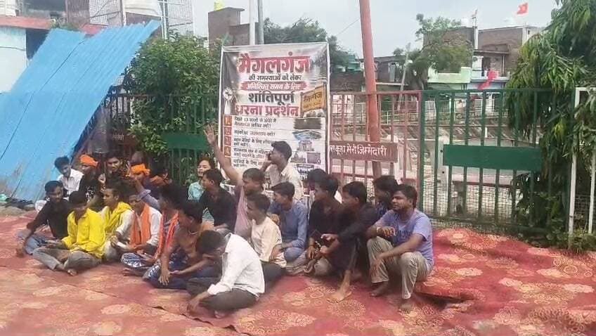 जलभराव समेत कई जनसमस्याओं को लेकर धरने पर बैठे युवा
मैगलगंज स्थित अमृत सरोवर के सामने युवाओं ने धरना शुरू कर दिया है।
धरने पर बैठे युवाओं की प्रमुख मांगों में—
👉 सड़कों पर जलभराव की समस्या का समाधान
👉 बंद पड़ी स्ट्रीट लाइटों को चालू कराने की मांग
👉 यात्री प्रतीक्षालय की व्यवस्था/मरम्मत
👉 नालों की नियमित सफाई
👉 तालाबों से कथित अवैध कब्जे हटाने की मांग
युवाओं का कहना है कि इन समस्याओं के समाधान को लेकर संबंधित जिम्मेदार अधिकारियों से कार्रवाई की मांग की जा रही है।
#BREAKING #BreakingNews #YogiAdityanath #UpdateNews