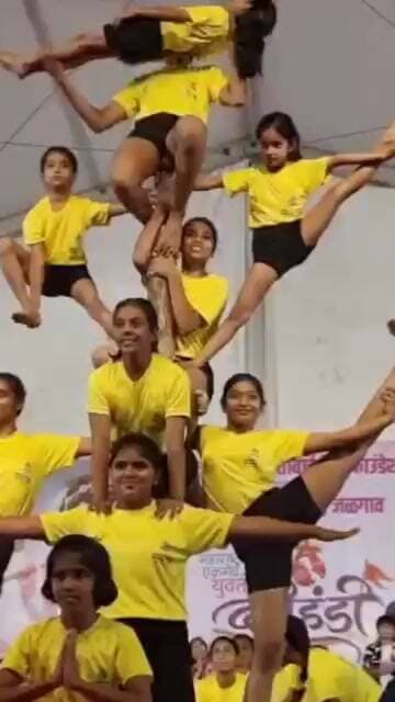 मुलींनी केली अंगावर काटा आणणारी चित्त थरारक मलखांब प्रात्यक्षिके #jalgaon #malkham #vairalvideo