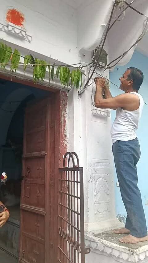 आम के पत्तों से सजी घरों की दहलीज, चित्तौड़गढ़ में आज भी जीवंत है सदियों पुरानी परंपरा 🌿🙏
जन्माष्टमी के दूसरे-तीसरे दिन शहरवासियों और ग्रामीणवासियों द्वारा आम वृक्ष के पत्ते घर की दहलीज पर बांधकर पौराणिक रीति-रिवाज निभाए जा रहे हैं। आस्था और परंपरा से जुड़ी यह परंपरा आज भी लोगों के बीच श्रद्धा के साथ कायम है।