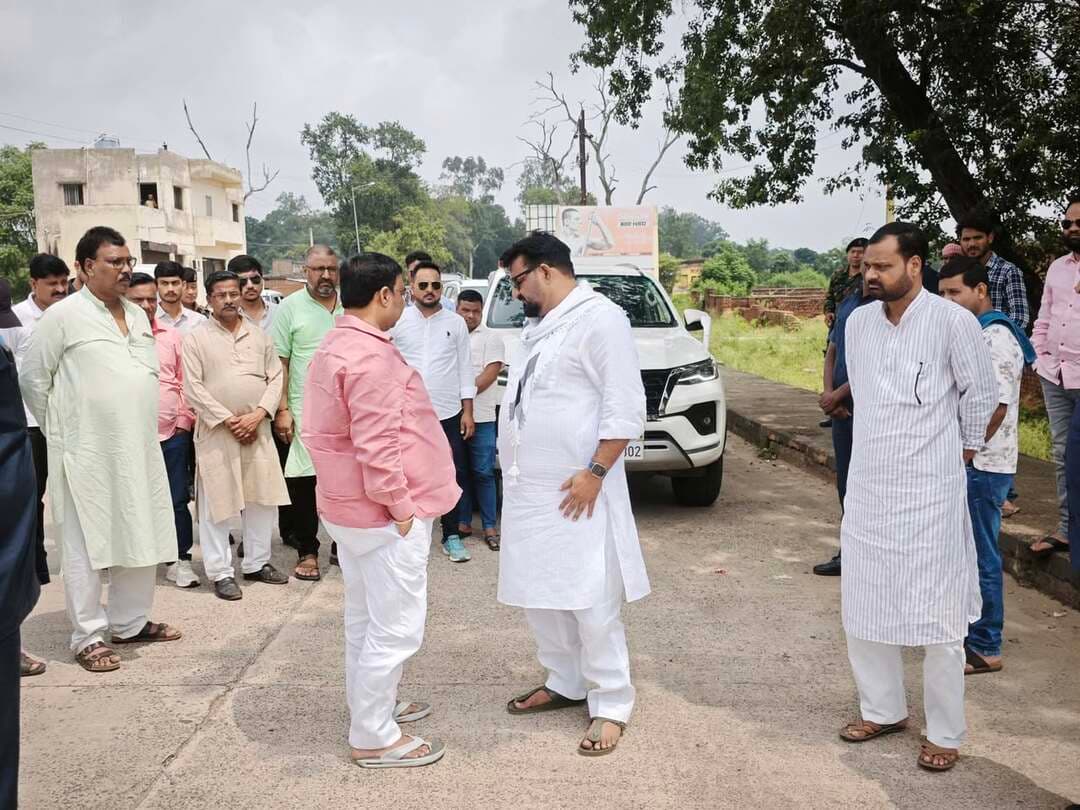 झारखंड के पर्यटन मंत्री सुदिव्य कुमार सोनू के निधन की खबर से शोक की लहर है। उनके निधन पर श्रद्धांजलि अर्पित करने के लिए झारखंड सरकार के मंत्री हाफिजुल हसन अंसारी, मंत्री संजय प्रसाद यादव, JMM जिला अध्यक्ष संजय शर्मा, पूर्व केंद्रीय सदस्य सुरेश साह, अजय नारायण मिश्र सहित कई JMM नेता गिरिडीह के लिए रवाना हो गए हैं। सभी नेता गिरिडीह पहुंचकर दिवंगत मंत्री सुदिव्य कुमार सोनू को श्रद्धांजलि अर्पित करेंगे।
