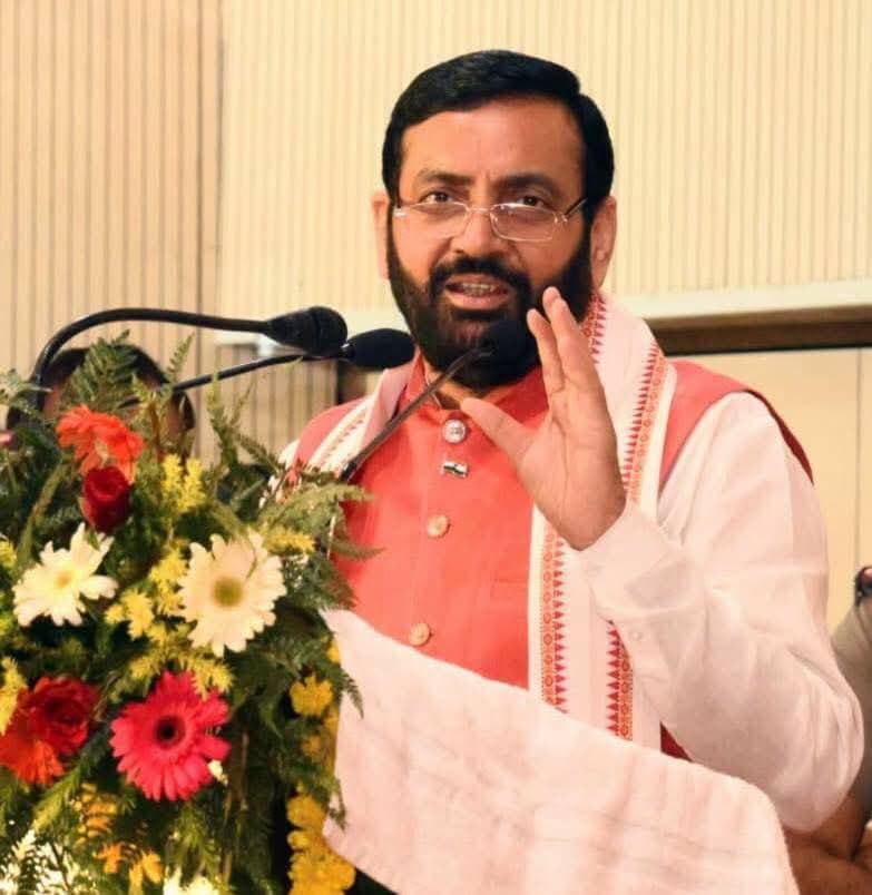 शिक्षक दिवस पर मुख्यमंत्री श्री नायब सिंह सैनी ने पंचकूला में आयोजित राज्य स्तरीय शिक्षक सम्मान समारोह में शिक्षा के क्षेत्र में उत्कृष्ट योगदान देने वाले 79 शिक्षकों को सम्मानित किया।
मुख्यमंत्री ने बताया कि प्रदेश में स्कूल शिक्षा का बजट बढ़ाकर ₹18,538 करोड़ किया गया है तथा इस वर्ष 250 विद्यालयों को सीएम-ईईई स्कूलों के रूप में विकसित किया जा रहा है।
“अगले शैक्षणिक सत्र से उच्चतर, तकनीकी एवं प्रौद्योगिकी शिक्षा से जुड़े शिक्षकों को भी राज्य शिक्षक पुरस्कार से सम्मानित किया जाएगा। AI और रोबोटिक्स के दौर में शिक्षक की भूमिका और अधिक महत्वपूर्ण हुई है। मशीन सूचना दे सकती है, लेकिन संस्कार और व्यक्तित्व निर्माण का कार्य शिक्षक ही करता है।” — मुख्यमंत्री
#TeachersDay #Haryana #haryananews