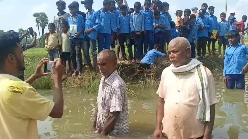 चढ़ता टोला सुंदरपुर गांव में पाईन मे पानी अधिक आने से बच्चों की पढ़ाई बाधित. पुल निर्माण की मांग