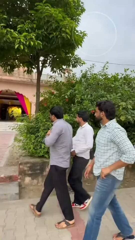 माँ शाकुंभरी देवी के दरबार में कांग्रेस युवा नेता आर्यन गुर्जर, गाँव बल्लेवाला स्थित माँ शाकुंभरी देवी मंदिर में पहुँचकर कांग्रेस युवा नेता आर्यन गुर्जर ने भगत शिव कुमार जी से आशीर्वाद प्राप्त किया तथा माँ शाकुंभरी देवी के श्रीचरणों में माथा टेककर प्रदेश की खुशहाली, जनकल्याण और सभी के सुख-समृद्धि की प्रार्थना की।
"माँ शाकुंभरी देवी की कृपा सभी पर बनी रहे।"
🙏 जय माँ शाकुंभरी देवी! 🚩
#AryanGurjar #MaaShakumbhariDevi #Ballewala #TempleVisit #Congress YouthLeader Yamunanagar Haryana जयमाँशाकुंभरीदेवी