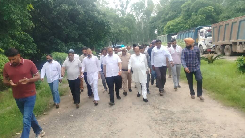 नारायणगढ़ शुगर मिल कर्मचारियों को नियमित करें, न्यूनतम वेतन न देना गुनाह : वरुण चौधरी
प्रदर्शनकारी कर्मचारियों के धरने में पहुंचे सांसद वरुण चौधरी, अशोक मैहता व दुष्यंत चौहान ने दिया समर्थन
शहजादपुर, 5 सितंबर। (राष्ट्रीय कदम) ब्यूरो: अम्बाला से लोकसभा सांसद वरुण चौधरी मुलाना ने नारायणगढ़ शुगर मिल के कर्मचारियों को नियमित करने सहित उनकी सभी जायज मांगों को पूरा करने की मांग की है। उन्होंने कहा कि कर्मचारियों को सरकार द्वारा निर्धारित न्यूनतम वेतन नहीं देना उनके साथ अन्याय है और यह किसी गुनाह से कम नहीं है। कर्मचारियों को न्यूनतम वेतन मिलना उनका अधिकार है।
सांसद वरुण चौधरी शनिवार को वरिष्ठ कांग्रेस नेता एवं हरियाणा के पूर्व राज्य सूचना आयुक्त अशोक कुमार मैहता, जिला कांग्रेस कमेटी ग्रामीण के अध्यक्ष दुष्यंत चौहान और युवा कांग्रेस जिला अध्यक्ष उधम सिंह धालीवाल के साथ नारायणगढ़ शुगर मिल के प्रदर्शनकारी कर्मचारियों के धरना स्थल पर पहुंचे और उनकी मांगों का समर्थन किया।
इस दौरान नारायणगढ़ शुगर मिल कर्मचारी यूनियन के प्रधान मलकीत सिंह, उपप्रधान अवधेश सिंह, महासचिव संदीप राणा, बलजिंदर सिंह, यामीन खान, फिरोज खान, सत्यवीर सिंह, जगतार सिंह, नरेश कुमार, कमरुद्दीन, अनिल सैनी, गुरमीत सिंह, भूपेंद्र सिंह, इरफान खान, भानु प्रताप, प्रहलाद और रणजीत सिंह सहित कई कर्मचारी नेता मौजूद रहे।
सरकार, प्रशासन और मिल प्रबंधन से संवाद कर समाधान का प्रयास करेंगे : वरुण चौधरी
वरुण चौधरी ने कहा कि स्वतंत्रता सेनानियों ने अंग्रेजों के अत्याचारों से देश को मुक्त कराने के लिए लंबा संघर्ष किया था। आजादी के बाद भी यदि कर्मचारियों को उनके जायज अधिकारों से वंचित किया जाता है तो यह गंभीर चिंता का विषय है। उन्होंने कहा कि वह इस मामले में सरकार, प्रशासन और शुगर मिल प्रबंधन के साथ संवाद स्थापित कर कर्मचारियों की समस्याओं का समाधान करवाने का प्रयास करेंगे।
सांसद ने कहा कि एक ओर सरकार किसानों को धान और गन्ने की फसल न लगाने की सलाह देती है, जबकि दूसरी ओर नारायणगढ़ में एक और शुगर मिल लगाने की घोषणा की जा रही है। उन्होंने सुझाव दिया कि नई मिल लगाने के बजाय सरकार पहले से चल रही नारायणगढ़ शुगर मिल को अपने अधीन लेकर उसका संचालन निरंतर जारी रखे। इससे मिल के कर्मचारियों के साथ-साथ गन्ना किसानों, मजदूरों और स्थानीय व्यापारियों को भी लाभ मिलेगा।
मुख्यमंत्री का गृह क्षेत्र होने के बावजूद नारायणगढ़ की समस्याएं जस की तस : अशोक मैहता
हरियाणा के पूर्व राज्य सूचना आयुक्त एवं वरिष्ठ कांग्रेस नेता अशोक कुमार मैहता ने आरोप लगाया कि नारायणगढ़ मुख्यमंत्री नायब सिंह सैनी का गृह क्षेत्र होने के बावजूद यहां की प्रमुख समस्याओं का समाधान नहीं हुआ है। उन्होंने कहा कि नारायणगढ़ शुगर मिल के कर्मचारियों और गन्ना किसानों की समस्याएं आज भी बनी हुई हैं।
उन्होंने कहा कि नारायणगढ़ को जिला बनाने, क्षेत्र में रेलवे लाइन लाने, नहर का निर्माण करवाने तथा नारायणगढ़ और शहजादपुर के अस्पतालों में पर्याप्त स्टाफ उपलब्ध करवाने जैसी लंबित मांगों पर भी अपेक्षित कार्रवाई नहीं हुई है।
मैहता ने कहा कि नारायणगढ़ शुगर मिल से जुड़े कर्मचारियों और किसानों को लंबे समय से समस्याओं का सामना करना पड़ रहा है। पहले कर्मचारियों को अपनी मांगों को लेकर हड़ताल करनी पड़ी और पुलिस द्वारा सैकड़ों कर्मचारियों को गिरफ्तार किया गया। इसके बाद गन्ने के भुगतान को लेकर किसानों को भी लंबे आंदोलन के लिए मजबूर होना पड़ा।
उन्होंने कहा कि चौधरी भूपेंद्र सिंह हुड्डा के नेतृत्व में कांग्रेस सरकार के कार्यकाल में कर्मचारियों को समय पर वेतन मिला और किसानों को गन्ने का भुगतान भी समय पर किया गया। साथ ही हरियाणा में किसानों को देशभर में सबसे अधिक गन्ने का भाव मिला।
अशोक मैहता ने कहा कि कांग्रेस पार्टी आज भी शुगर मिल कर्मचारियों और किसानों के साथ खड़ी है। उन्होंने कहा कि भविष्य में भी जब कोई समस्या सामने आएगी, कांग्रेस उसके समाधान के लिए हरसंभव प्रयास करेगी।