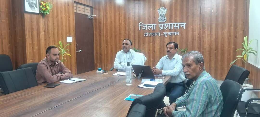 *नगर निकाय आम चुनाव- 2026*
*वीसी के माध्यम से आयोजित हुआ एरिया व जोनल मजिस्ट्रेट का प्रशिक्षण*
*उप जिला निर्वाचन अधिकारी ने दिये आवश्यक निर्देश*
डीडवाना-कुचामन, 5 सितम्बर।
नगर निकाय आम चुनाव 2026 को निष्पक्ष, शांतिपूर्ण और सुव्यवस्थित ढंग से संपन्न कराने के लिए शनिवार को उप जिला निर्वाचन अधिकारी रतन कुमार की अध्यक्षता में एरिया व जोनल मजिस्ट्रेट का एक दिवसीय विशेष प्रशिक्षण कलेक्ट्रेट सभागार में वीसी के माध्यम से आयोजित किया गया, प्रशिक्षण में जिले भर के नियुक्त एरिया और जोनल मजिस्ट्रेट्स ने भाग लिया।
प्रशिक्षण के दौरान उप जिला निर्वाचन अधिकारी ने सभी मजिस्ट्रेट्स को चुनाव के दौरान उनके दायित्वों की पालना सुनिश्चित करने के निर्देश दिए। उन्होंने कहा कि चुनाव प्रक्रिया के दौरान एरिया और जोनल मजिस्ट्रेट की भूमिका अत्यंत महत्वपूर्ण होती है। सभी अधिकारी अपने-अपने आवंटित क्षेत्रों का सघन दौरा करें और मतदान केंद्रों पर आवश्यक बुनियादी सुविधाओं का भौतिक सत्यापन समय रहते पूरा कर लें।
साथ ही उन्होंने मतदान के दौरान कानून व शांति व्यवस्था बनाए रखने तथा संवेदनशीलता के आधार पर त्वरित निर्णय लेने के निर्देश दिए गए।
प्रशिक्षण में मास्टर ट्रेनर रघुवीर सिंह व टवर सिंह ने चुनाव में इस्तेमाल होने वाली वोटिंग प्रक्रियाओं तथा मशीनों से जुड़ी तकनीकी बारीकियों व आकस्मिक खराबी की स्थिति में बरती जाने वाली सावधानियों से अवगत कराया गया। साथ ही मतदान के दिन किसी भी प्रकार की कानून-व्यवस्था की स्थिति या आपातकाल से निपटने के लिए पुलिस अधिकारियों के साथ बेहतर समन्वय स्थापित करने की कार्ययोजना समझाई गई।
प्रशिक्षण में संबंधित विभागों के अधिकारी और चुनाव प्रकोष्ठ के प्रभारी उपस्थित रहे, तथा सभी एरिया व जोनल मजिस्ट्रेट वीसी के माध्यम से जुड़े रहे।
------------------------------