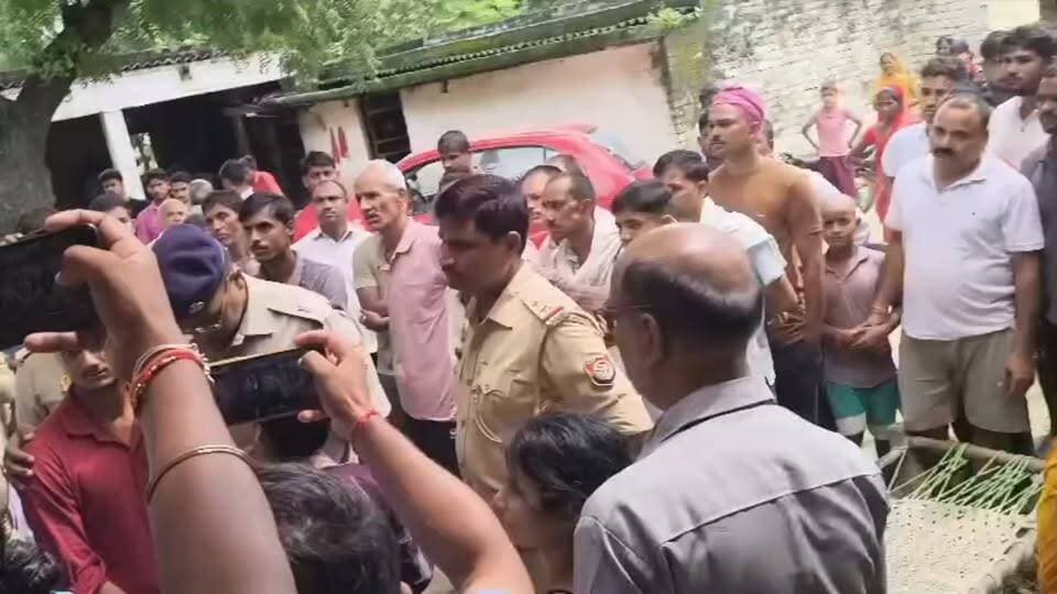 हत्या आरोपितों की गिरफ्तारी की मांग पर अड़े रहे परिजन, SP ग्रामीण के समझाने पर 20 घंटे बाद हुआ हरिओम का अंतिम संस्कार, गांव में जमीन विवाद के बाद हत्या से अभी भी तनाव, पुलिस फोर्स है तैनात
https://abckhabar.in/?p=8072