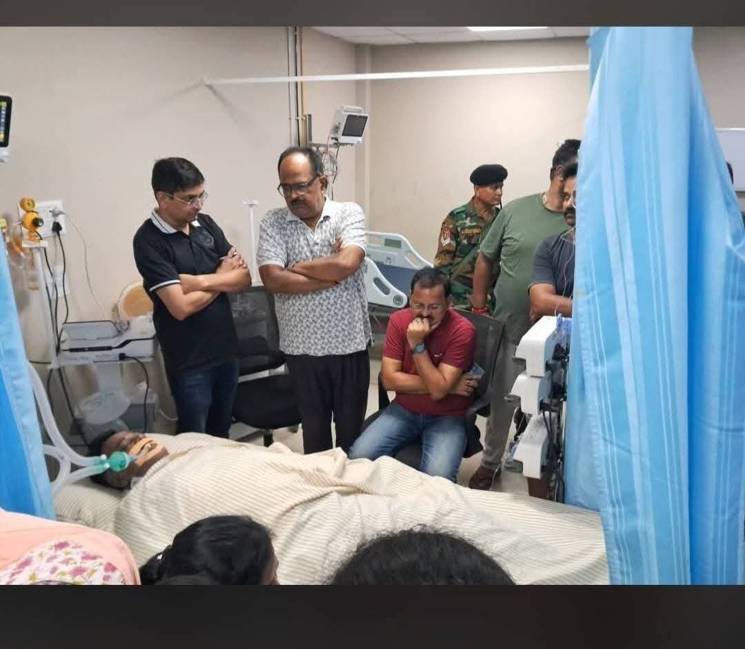 मंत्री सुदिव्य कुमार सोनू की मौत कैसे हुई? डॉक्टर ने बताई पूरी जानकारी
झारखंड सरकार के मंत्री और गिरिडीह विधायक सुदिव्य कुमार सोनू के आकस्मिक निधन से सभी स्तब्ध हैं। उन्होंने गिरिडीह के मर्सी हॉस्पिटल में अंतिम सांस ली। इलाज करने वाले डॉक्टर शहजाद शेख ने मीडिया ब्रीफिंग में उनके स्वास्थ्य बिगड़ने और इलाज के दौरान हुई स्थिति की जानकारी दी।
डॉ. शहजाद शेख के अनुसार, सुदिव्य कुमार सोनू को रविवार तड़के करीब 2:15 बजे अस्पताल लाया गया था। इससे करीब दो घंटे पहले उन्होंने सीने में दर्द की शिकायत की थी। अस्पताल लाने के दौरान उन्हें उल्टी भी हुई, जिसके बाद उनकी हालत और गंभीर हो गई।
डॉक्टर ने बताया कि अस्पताल पहुंचते ही उन्हें वेंटिलेटर पर रखा गया और श्वास नली की सफाई की गई। ईसीजी की स्थिति सामान्य नहीं थी और ब्लड प्रेशर भी रिकॉर्ड नहीं हो रहा था। इलाज शुरू होने के करीब 15 मिनट बाद उनकी हालत तेजी से बिगड़ गई। डॉक्टरों के प्रयास के बावजूद उन्हें करीब 4 बजे मृत घोषित कर दिया गया।
डॉ. शहजाद शेख ने यह भी बताया कि सुदिव्य कुमार सोनू को शुगर और ब्लड प्रेशर की समस्या थी।
#SudivyaKumarSonu #सुदिव्यकुमारसोनू #JharkhandNews #झारखंड #Giridih #गिरिडीह #HemantSoren #JharkhandPolitics #JMM #BreakingNews #LatestNews #ViralNews #MercyHospital #श्रद्धांजलि #विनम्रश्रद्धांजलि #ॐशांति #JharkhandNewsUpdate #NewsJharkhand24Live