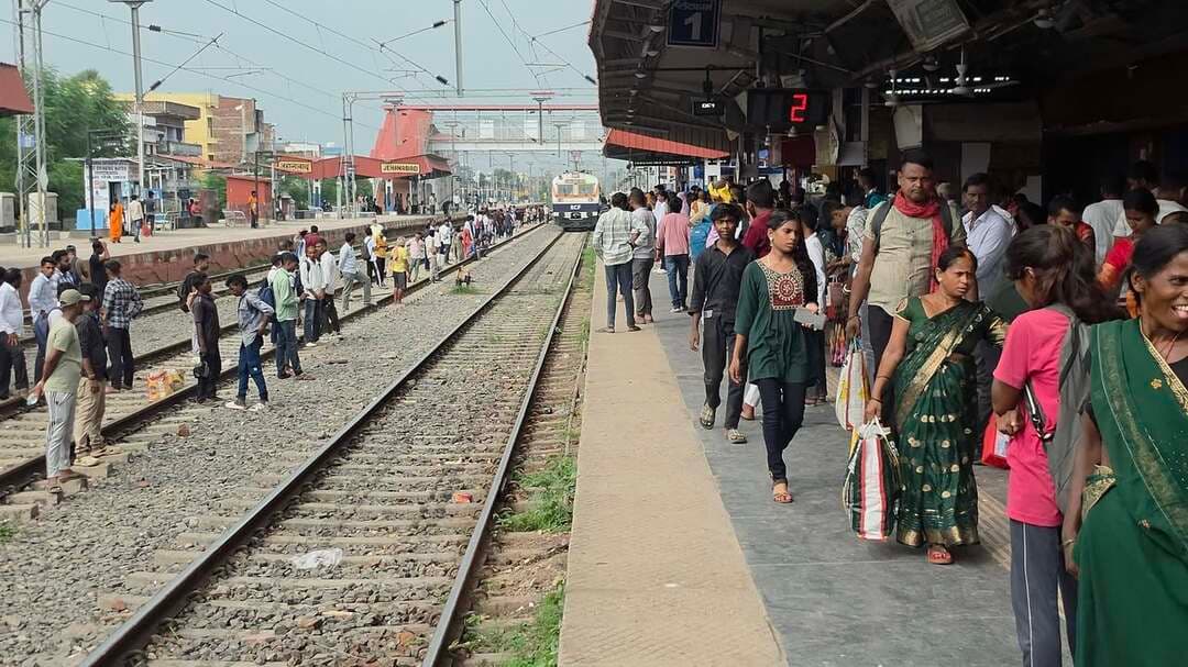 बड़ी खबर | पटना-गया रेलखंड पर ट्रेनों का परिचालन प्रभावित पुनपुन नदी का जलस्तर बढ़ने से रेल परिचालन पर असर
जहानाबाद। पटना-गया रेलखंड पर पुनपुन रेलवे स्टेशन के समीप पुनपुन नदी का जलस्तर तेजी से बढ़ने के कारण रेल परिचालन प्रभावित हो गया है।
शुक्रवार रात 8 बजे के बाद से चार ट्रेनों का परिचालन बंद कर दिया गया था। वहीं शनिवार को दो और पैसेंजर ट्रेनों का परिचालन नहीं हुआ। इस तरह शनिवार को कुल 6 पैसेंजर ट्रेनों का परिचालन पूरी तरह बंद रहा।
इसके अलावा पटना-गया रेलखंड पर चलने वाली कई एक्सप्रेस और पैसेंजर ट्रेनें 25 मिनट से लेकर ढाई घंटे तक विलंब से चलीं।
रेल प्रशासन के अनुसार, पुनपुन हॉल्ट के पास ब्रिज संख्या-21 के समीप जलस्तर बढ़ने के कारण सुरक्षा के लिहाज से यह कदम उठाया गया है। फिलहाल डाउन लाइन की ओर पानी बढ़ने के कारण ट्रेनों को अप लाइन से गुजारा जा रहा है।
ट्रेनों के विलंब और परिचालन बंद होने से जहानाबाद समेत विभिन्न स्टेशनों पर यात्रियों को काफी परेशानी का सामना करना पड़ा। शनिवार सुबह से ही स्टेशन पर यात्रियों की भीड़ देखने को मिली।
जहानाबाद रेलवे स्टेशन से यात्रियों की तस्वीरें सामने आई हैं।
#Jehanabad #JehanabadLive #PatnaGayaRailway #TrainUpdate #RailwayNews #PunpunRiver #BiharNews #TrainDelay #जहानाबाद