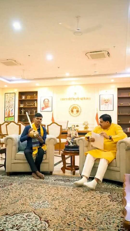Hanuman Ansh के बुंदेली गायक सुनील लोधी से मिले CM सरकार देगी एक लाख की सम्मान निधि,#24satnanews#