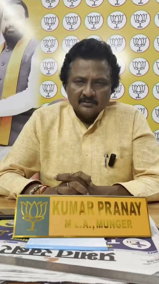 बाढ़ के बढ़ते संकट के बीच मुंगेर विधायक कुमार प्रणय ने बाढ़ प्रभावित लोगों से सतर्क रहने की अपील की है। विधायक ने कहा कि प्रभावित लोगों की हर समस्या पर नजर रखी जा रही है। मुख्यमंत्री, सांसद, विधायक और जिला प्रशासन लोगों की मदद के लिए पूरी तरह तैयार हैं। किसी भी तरह की परेशानी होने पर तुरंत स्थानीय प्रशासन को सूचना दें।
#Munger #MungerFlood #GangaFlood #BiharFlood #FloodUpdate #MungerNews #बाढ़ #मुंगेर #गंगानदी #बाढ़पीड़ित #बिहार_बाढ़ #floodalertnz