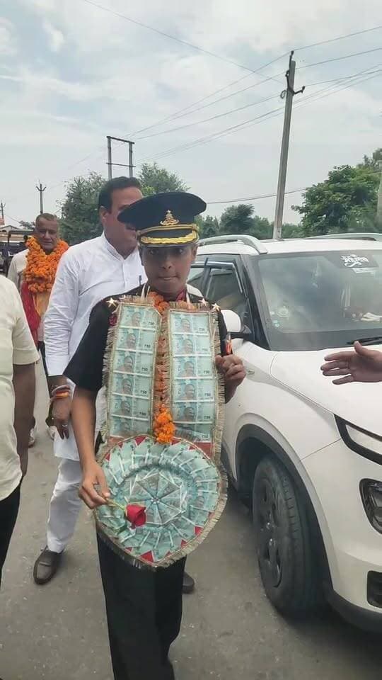 गांव सनौली खुर्द से भूतपूर्व सैनिक नरेश त्यागी की होनहार बेटी सुश्री कलश त्यागी की आफिसर्स टृेनिंग एकेडमी गया में भारतीय सेना में लेफिटनेंट की टृेनिंग पूरी कर गांव में पहुंचने पर स्वागत करते हुए। गांव में जोरदार स्वागत।