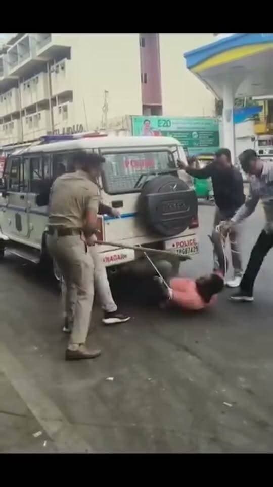 भावनगर ST बस स्टैंड पर महिला की पीट-पीटकर हत्या, CCTV में कैद हुई बेरहमी
लिव-इन पार्टनर पर करीब 7 मिनट तक मारपीट करने का आरोप, इलाज के दौरान महिला ने तोड़ा दम; पुलिस ने घटनास्थल पर कराया क्राइम सीन री-कंस्ट्रक्शन
भावनगर। गुजरात के भावनगर में नीलमबाग थाना क्षेत्र के ST बस स्टैंड पर एक महिला की बेरहमी से पीट-पीटकर हत्या का मामला सामने आया है। मृतका की पहचान काजल बारैया के रूप में हुई है। पुलिस ने मामले में फैसल उर्फ खटकी लखानी को गिरफ्तार किया है। घटना का CCTV फुटेज भी सामने आया है, जिसमें आरोपी महिला के साथ लगातार मारपीट करता दिखाई दे रहा है।
जानकारी के अनुसार, आरोपी फैसल ने काजल के साथ करीब सात मिनट तक मारपीट की। हमले में काजल गंभीर रूप से घायल हो गई। मौके पर मौजूद लोगों की भूमिका को लेकर भी सवाल उठ रहे हैं कि महिला के साथ मारपीट के दौरान उसे बचाने के लिए तत्काल हस्तक्षेप क्यों नहीं किया गया।
गंभीर हालत में काजल को 108 एंबुलेंस की मदद से सर टी. अस्पताल ले जाया गया, जहां इलाज के दौरान उसकी मौत हो गई।
पुलिस जांच में सामने आया है कि काजल और आरोपी फैसल पिछले करीब सात वर्षों से साथ रह रहे थे। दोनों फुटपाथ पर रहते थे और उनके बीच अक्सर विवाद होने की बात सामने आई है। पुलिस के मुताबिक, फैसल को शक था कि काजल के उसके दोस्त रवि उर्फ बडो के साथ संबंध हैं। इसी बात को लेकर विवाद बढ़ा और आरोपी ने काजल के साथ मारपीट शुरू कर दी। घटना के दौरान रवि के साथ भी मारपीट किए जाने की जानकारी सामने आई है, जिसमें वह घायल हुआ।
आरोपी की गिरफ्तारी के बाद पुलिस उसे उसी ST बस स्टैंड पर लेकर पहुंची, जहां घटना हुई थी। यहां पुलिस ने क्राइम सीन री-कंस्ट्रक्शन कराया और आरोपी से घटना के संबंध में जानकारी ली। पुलिस मामले की आगे जांच कर रही है।
