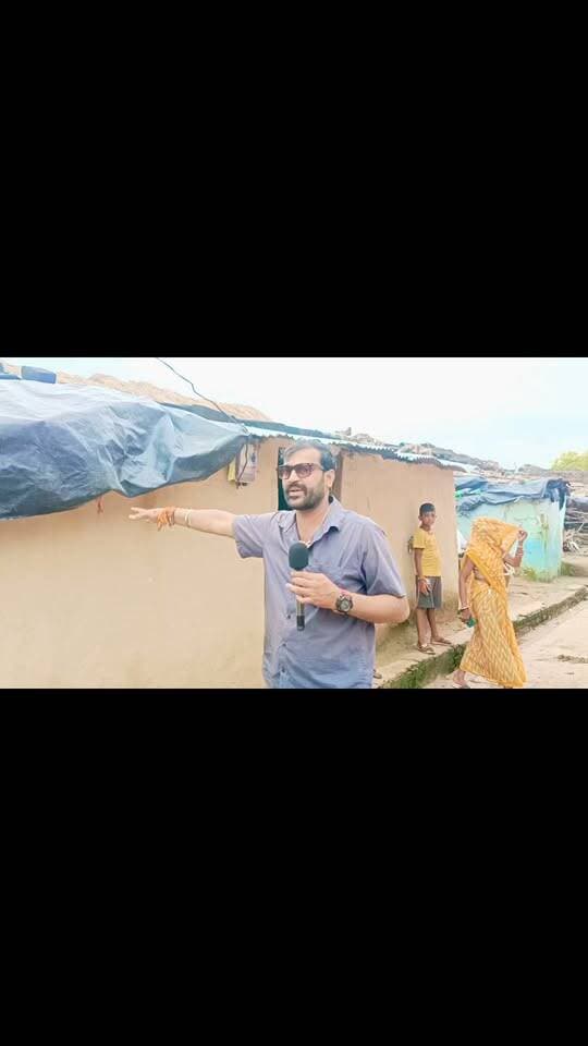 एक बार फिर सुर्खियों में ग्राम पंचायत इकौना!
देखिए गरीब का आशियाना—कच्चे मकान में परिवार के साथ रहने को मजबूर गरीब परिवार। सवाल है, कालपी विधानसभा क्षेत्र में विकास आखिर हुआ कहाँ?
क्या विकास सिर्फ कागजों तक ही सीमित है?
इससे पहले भी इसी गांव के दो गरीब परिवारों के कच्चे मकानों की हकीकत दिखा चुके हैं। अब सामने है तीसरे परिवार की दर्दभरी दास्तान।
आखिर कब बदलेगी इन गरीब परिवारों की तस्वीर?
पत्रकार सोनू महाराज की खास ग्राउंड रिपोर्ट।
आपकी क्या राय है? कमेंट बॉक्स में जरूर बताएं।