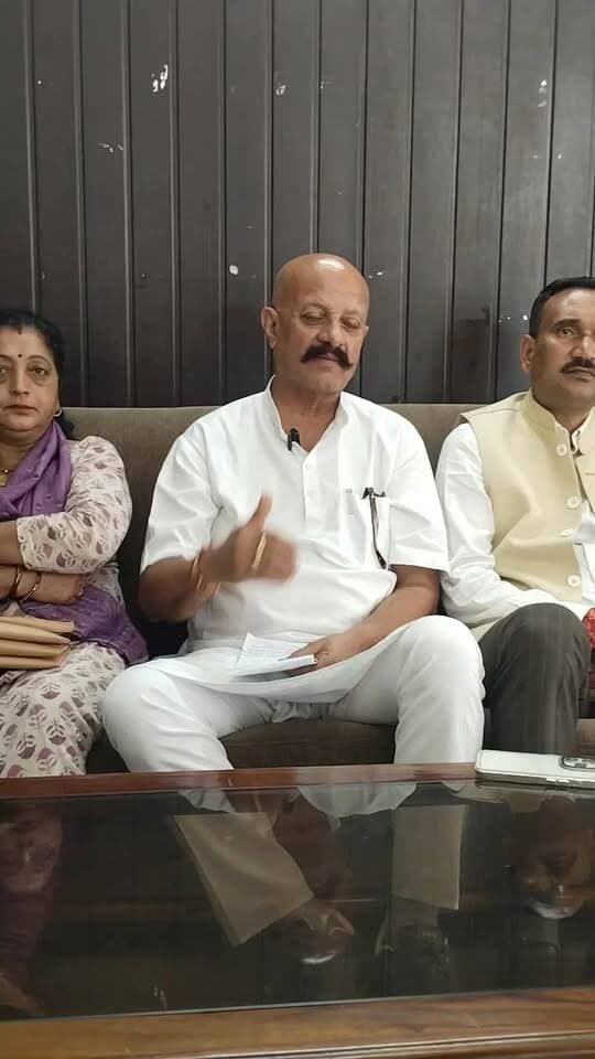 जिला कांग्रेस कमेटी बिलासपुर के प्रभारी रमेश चौहान बिलासपुर में पत्रकारों से बातचीत करते हुए क्या कहते हैं देखिए पूरी विडियो
• बिलासपुर देगा जवाब •