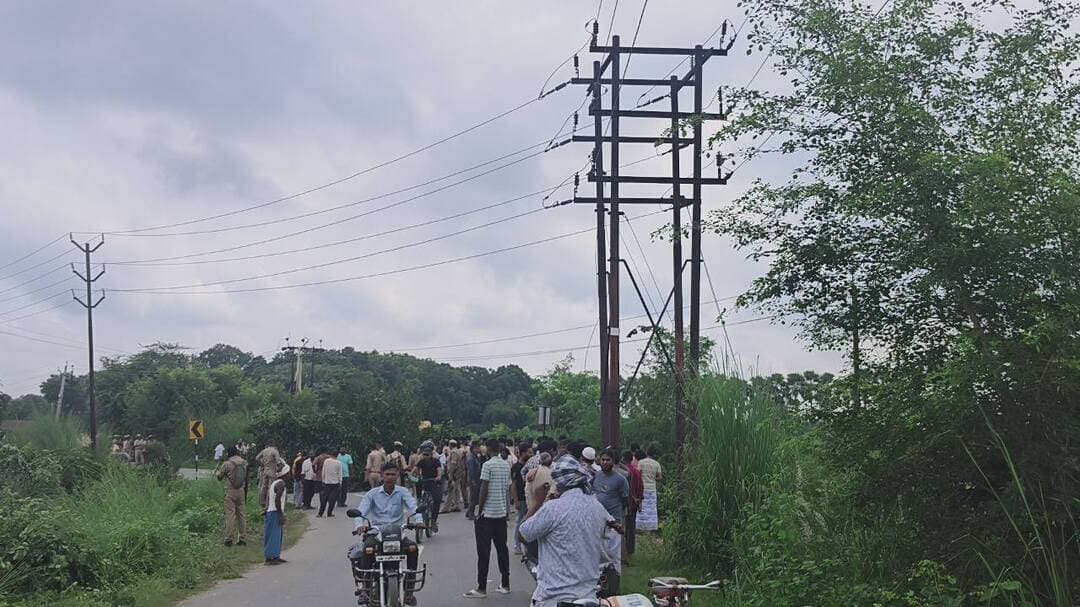तेज रफ्तार बाइक बिजली खंभे से टकराई, दो युवकों की मौ**त
#maunews #accident #Mau
मऊ जिले के कोपागंज थाना क्षेत्र के पूराघाट-बरलाई मार्ग के पास शनिवार की देर रात हुआ हादसा
- आक्रोशित लोगों ने रविवार की सुबह सड़क जाम करके जताया आक्रोश
- ग्रामीणों ने लगाया आरोप, सड़क किनारे बिजली का पोल होने से आए होता रहता है हादसा
- हादसों के बाद भी बिजली के पोल को हटाने नहीं होती कवायद
- क्षेत्राधिकारी और थानाध्यक्ष के समझाने-बुझाने के बाद जाम हुआ समाप्त
- दोनों शवों को कब्जे में लेकर जांच में जुटी पुलिस टीम