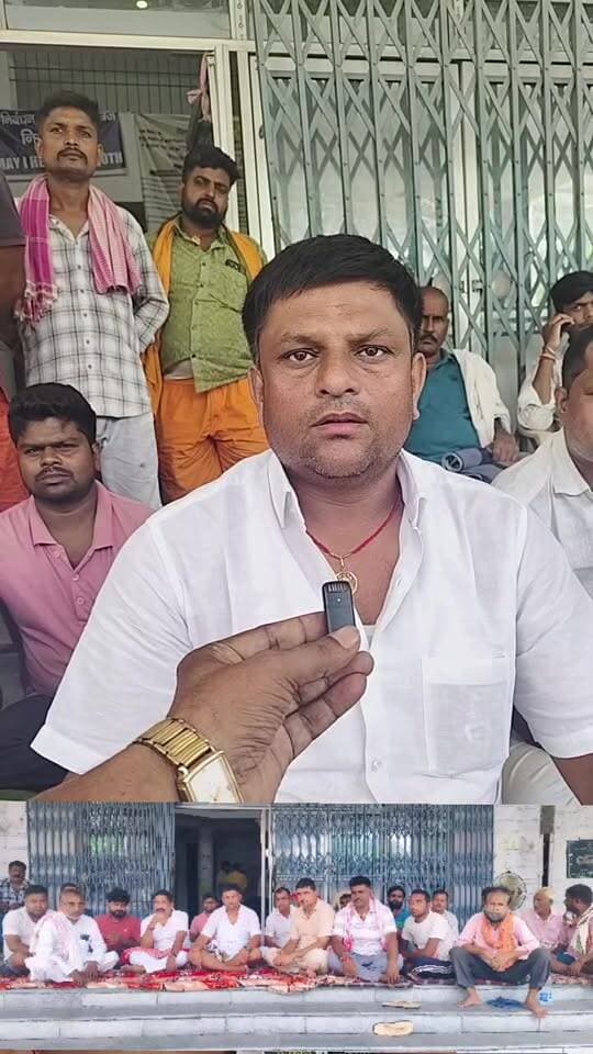 आश्वासन के बाद भी मांग पूरी नहीं हुई, फिर भूख हड़ताल पर बैठे मुखिया!
बड़हरा प्रखंड मुख्यालय पर बाढ़ पीड़ितों की सहायता को लेकर मुखिया संघ का आंदोलन एक बार फिर तेज हो गया है।
शुक्रवार शाम 5 बजे से शनिवार शाम 5 बजे तक मुखिया संघ ने धरना दिया था। इस दौरान एसडीएम, एडीएम, डीसीएलआर, प्रखंड विकास पदाधिकारी और अंचलाधिकारी की मौजूदगी में बातचीत हुई।
बताया गया कि 16,800 पॉलीथिन शीट और बाढ़ राहत सूची में नाम जोड़ने के आश्वासन के बाद धरना समाप्त कर दिया गया था।
लेकिन मुखिया संघ का आरोप है कि रातों-रात राजनीतिक दांव-पेंच के चलते दिए गए आश्वासन को निरस्त कर दिया गया।
इसी के विरोध में मुखिया संघ के सदस्य रविवार सुबह फिर बड़हरा प्रखंड मुख्यालय पहुंचे और भूख हड़ताल शुरू कर दी।
अब बड़ा सवाल—
जब अधिकारियों की मौजूदगी में आश्वासन दिया गया था, तो रातों-रात फैसला क्यों बदला गया?
बाढ़ पीड़ितों को राहत कब मिलेगी?
बड़हरा | भोजपुर
#बड़हरा #भोजपुर #बाढ़पीड़ित #मुखियासंघ #भूखहड़ताल #बाढ़राहत #BiharFlood