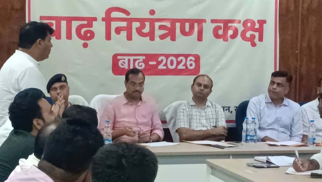 🌊 बाढ़ की स्थिति को लेकर बाढ़ नियंत्रण कक्ष में की गयी समीक्षा बैठक..
प्रभारी सचिव, समस्तीपुर-सह-सचिव, भवन निर्माण विभाग श्री प्रणव कुमार की अध्यक्षता में बाढ़ नियंत्रण कक्ष में जिलाधिकारी श्री रोशन कुशवाहा एवं वरीय पदाधिकारियों के साथ महत्वपूर्ण समीक्षा बैठक आयोजित की गई।
बैठक में जिले में बाढ़ की वर्तमान स्थिति, जलस्तर, तटबंधों की सुरक्षा, राहत एवं बचाव कार्यों तथा आवश्यक संसाधनों की उपलब्धता की समीक्षा की गई।
प्रभारी सचिव ने अधिकारियों को सतत निगरानी, आपसी समन्वय एवं त्वरित कार्रवाई सुनिश्चित करने के निर्देश दिए।
बाढ़ प्रभावित लोगों की सुरक्षा एवं सहायता जिला प्रशासन की सर्वोच्च प्राथमिकता है। 🌊
#Samastipur #Flood2026 #FloodControlRoom #FloodReview #FloodRelief #ReliefAndRescue #DisasterManagement #SamastipurAdministration #BiharFlood #DistrictAdministration #BiharGovernment
Information & Public Relations Department, Government of Bihar