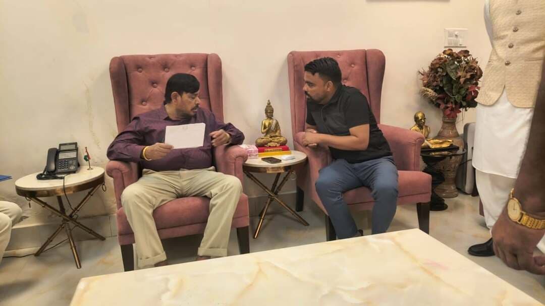 *एड विश्वजीत रतौनिया ने केंद्रीय सामाजिक न्याय मंत्री से मुलाकात कर ग्वालियर हाईकोर्ट में बाबा साहब मूर्ति स्थापना की बात की*
#gwalior
जैसा कि आपको क्या आता है कि ग्वालियर में बाबा साहब डॉक्टर अंबेडकर जी की मूर्ति काफी दिनों से पेंडिंग पड़ी हुई है कुछ आज आसामाजिक तत्वों के कारण वह मूर्ति नहीं लग पाई इस संदर्भ में केंद्रीय सामाजिक न्याय मंत्री रामदास आठवले जी से एडवोकेट विश्वजीत रतौनिया ने मुलाकात कर मूर्ति लगवाने की मांग रखी।
एडवोकेट विश्वजीत रतौनिया ने कहा कि बाबा साहब की मूर्ति ग्वालियर हाई कोर्ट में जल्द से जल्द लगना चाहिए देश की 90% आबादी बहुजन वर्ग की है बाबा साहब इस देश का मान सम्मान है बाबा साहब की मूर्ति नहीं लगा देश सम्मान के खिलाफ है।