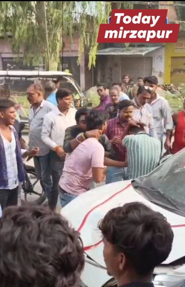 बड़ी खबर
पुलिस के सामने दबंगों का तांडव! हादसे के बाद कार चालक की पिटाई, पुलिस की मौजूदगी पर सवाल
मिर्जापुर। मुंहकुचवा (राबर्ट्सगंज तिराहा) के पास कार ने बाइक को टक्कर मार दी। हादसे में बाइक सवार दो लोग घायल हो गए। घटना के बाद मौके पर भीड़ जुट गई।
इसी दौरान भीड़ में शामिल कुछ दबंगों ने पुलिस की मौजूदगी में कार चालक की पिटाई कर दी। घटना का वीडियो सामने आने के बाद पुलिस की भूमिका को लेकर भी सवाल उठने लगे हैं।
हादसे के बाद कानून-व्यवस्था बनाए रखने और मौके पर मौजूद पुलिस की कार्रवाई को लेकर लोगों में चर्चा है। वीडियो सामने आने के बाद मामले में पुलिस की ओर से क्या कार्रवाई की जाती है, यह देखने वाली बात होगी।
#TodayMirzapur #MirzapurNews #Mirzapur #BreakingNews #मुंहकुचवा #राबर्ट्सगंजतिराहा #RoadAccident #सड़कहादसा #Police #पुलिस #ViralVideo #कारचालक #बाइकहादसा #LawAndOrder