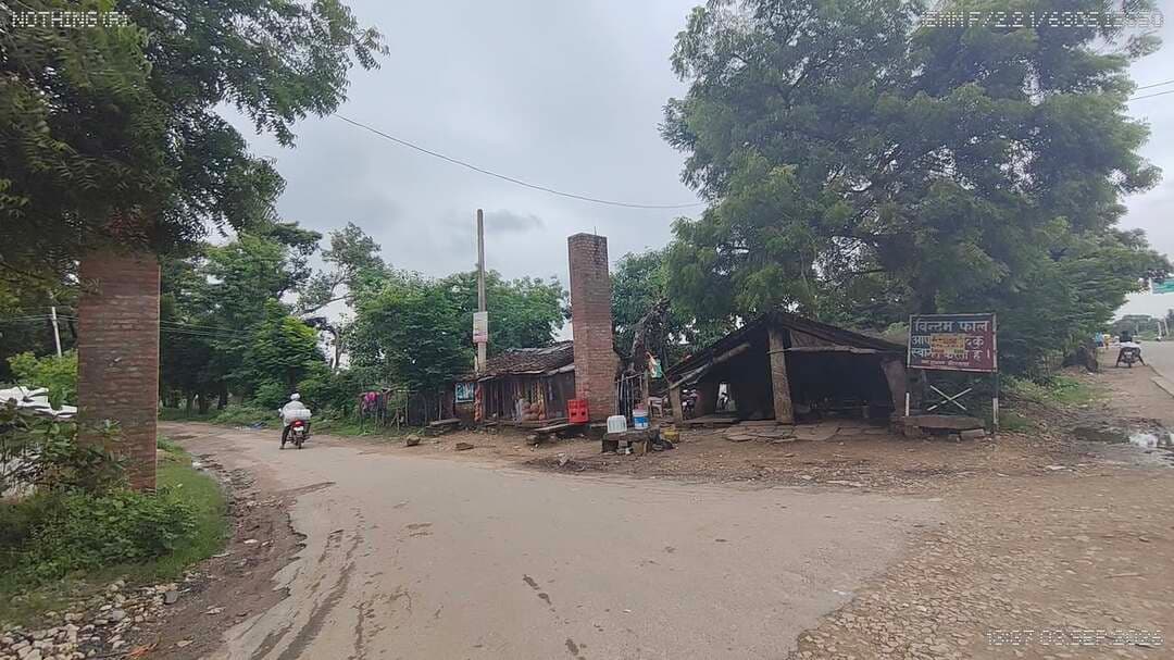 कागजों पर दौड़ रहा पर्यटन विकास!
मिर्जापुर के पर्यटन स्थलों की बदहाल तस्वीर, बड़े-बड़े दावों के बीच सड़कों की हालत खस्ता
मिर्जापुर। उत्तर प्रदेश सरकार पर्यटन को बढ़ावा देने और पर्यटक स्थलों के विकास के बड़े-बड़े दावे करती है, लेकिन मिर्जापुर के कई प्रमुख पर्यटन स्थलों की जमीनी तस्वीर इन दावों पर सवाल खड़े कर रही है।
जिले में एक दर्जन से अधिक प्रमुख पर्यटन स्थल हैं, जहां बड़ी संख्या में पर्यटक पहुंचते हैं। इसके बावजूद कई स्थानों पर बुनियादी सुविधाओं और बेहतर संपर्क मार्ग का अभाव दिखाई देता है।
विंडम फॉल रोड, सिद्धनाथ की दरी और टांडा फॉल रोड की बदहाल स्थिति पर्यटकों के साथ-साथ स्थानीय लोगों के लिए भी परेशानी का कारण बनी हुई है। जगह-जगह खराब सड़कें और अव्यवस्थाएं पर्यटन विकास की हकीकत बयां कर रही हैं।
जिले में कई जनप्रतिनिधि—विधायक, एमएलसी, सांसद, केंद्रीय एवं राज्य मंत्री—होने के बावजूद सवाल यही है कि पर्यटन स्थलों का विकास जमीन पर कब दिखाई देगा?
सरकार पर्यटन को बढ़ावा देने की बात करती है, लेकिन मिर्जापुर के पर्यटन स्थलों की मौजूदा स्थिति यह सवाल पूछने को मजबूर करती है—
आखिर कब सुधरेगी मिर्जापुर के पर्यटन स्थलों की व्यवस्था?
#TodayMirzapur #MirzapurNews #Mirzapur #UPTourism #Tourism #VindhamFalls #SiddhnathKiDari #TandaFalls #पर्यटन #मिर्जापुर