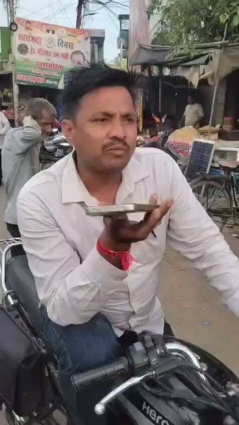 विवाद का पूरा वीडियो देखिए
*प्रधान पति ने कांस्टेबल का मोबाइल छीना,भाजपा-नेता ने दी धमकी:* चेकिंग के दौरान हुआ विवाद, वीडियो सामने आया