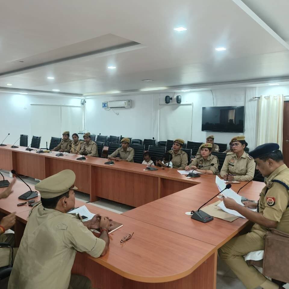 #बलरामपुर जनपद न्यायालय की सुरक्षा होगी अभेद्य, पुलिस बल को दिया जा रहा 14 दिवसीय विशेष प्रशिक्षण...
रिपोर्ट-इमरान अली शाह
बलरामपुर। जनपद न्यायालय की सुरक्षा व्यवस्था को सुदृढ़, प्रभावी एवं चाक-चौबंद बनाने के उद्देश्य से पुलिस अधीक्षक मार्तण्ड प्रकाश सिंह के निर्देशन तथा अपर पुलिस अधीक्षक विशाल पाण्डेय के नेतृत्व में न्यायालय सुरक्षा में तैनात पुलिसकर्मियों को 14 दिवसीय विशेष प्रशिक्षण दिया जा रहा है।
इसी क्रम में रविवार को पुलिस अधीक्षक सभागार में क्षेत्राधिकारी ललिया डी.के. श्रीवास्तव ने सुरक्षा ड्यूटी में तैनात पुलिस बल को न्यायालय एवं वीआईपी सुरक्षा के महत्वपूर्ण पहलुओं पर विस्तृत दिशा-निर्देश दिए। प्रशिक्षण के दौरान न्यायालय सुरक्षा प्रभारी निरीक्षक विजय कुमार सहित अन्य पुलिसकर्मियों को सुरक्षा मानकों, संभावित खतरों के आकलन, सतर्कता और आपात परिस्थितियों में त्वरित कार्रवाई का व्यावहारिक ज्ञान प्रदान किया गया।
सुरक्षा प्रशिक्षण के मुख्य बिंदु:
सुरक्षा एवं समन्वय: न्यायाधीशों, न्यायालय स्टाफ, अधिवक्ताओं, वादियों एवं साक्षियों की पूर्ण सुरक्षा सुनिश्चित करना तथा परिसर में कार्यरत विभिन्न संगठनों के साथ बेहतर तालमेल बनाना।
खतरों की पहचान: असामाजिक व असामाजिक तत्वों से उत्पन्न संभावित खतरों का समय रहते आकलन करना और प्रवेश-निकास द्वारों पर कड़ा पहरा देना।
इंटेलिजेंस एवं वीआईपी प्रोटोकॉल: संदिग्ध गतिविधियों पर नजर रखने के लिए अभिसूचना (इंटेलिजेंस) तंत्र को मजबूत करना और निर्धारित वीआईपी सुरक्षा मानकों का कड़ाई से पालन करना।
आपात प्रतिक्रिया व अनुशासन: किसी भी अप्रत्याशित घटना या संदिग्ध वस्तु मिलने पर त्वरित कार्रवाई करना तथा ड्यूटी के दौरान उच्च स्तर का अनुशासन एवं सतर्कता बनाए रखना।
इस विशेष प्रशिक्षण का मुख्य उद्देश्य न्यायालय परिसर में सुरक्षा व्यवस्था को अधिक सतर्क व सुनियोजित बनाना है, ताकि न्यायिक प्रक्रियाओं, अभिलेखों एवं सभी संबंधित व्यक्तियों की सुरक्षा पूरी तरह से सुनिश्चित की जा सके। इस दौरान न्यायालय सुरक्षा में तैनात समस्त अधिकारी एवं कर्मचारी उपस्थित रहे।
#balrampur #balrampurpolic