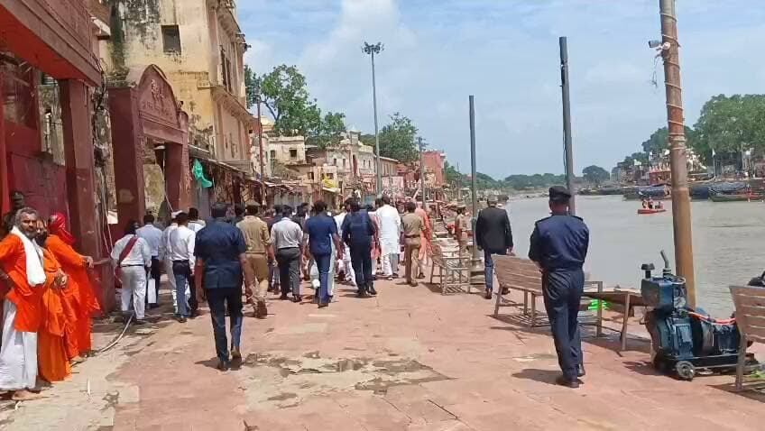 सूबे के मुख्यमंत्री पहुंचे रामघाट,ले रहे रामघाट का जायजा।रामघाट में बने टूटी हुई तुलसीदास के प्रतिमा के पास रुके