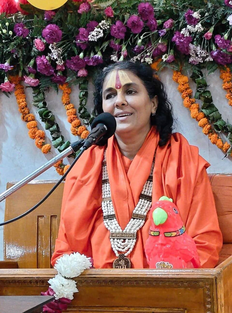 श्रीमद्भागवत कथा में सुनाई श्रीकृष्ण की बाल लीलाएं, पर्यावरण संरक्षण का दिया संदेश
पंचकूला। 5 सितंबर को सनातन धर्म मंदिर, सेक्टर-10 पंचकूला के पावन प्रांगण में श्रीकृष्ण जन्माष्टमी के उपलक्ष्य में आयोजित श्रीमद्भागवत सप्ताह के पांचवें दिन भगवान श्रीकृष्ण की बाल लीलाओं का भावपूर्ण वर्णन किया गया। कथा वाचन करते हुए पूज्या स्वामी डॉ. अमृता दीदी जी ने श्रद्धालुओं को भगवान श्रीकृष्ण की विभिन्न लीलाओं से अवगत कराया।
उन्होंने कहा कि भगवान सर्वसमर्थ होते हुए भी भक्तों की भावना के अनुरूप माधुर्यमयी और मनोहारी लीलाएं करते हैं। भगवान अपनी दिव्य शक्ति को छिपाकर भक्तों के साथ बाल स्वरूप में प्रेम और वात्सल्य का आनंद प्रदान करते हैं।
कथा के दौरान पूतना वध का प्रसंग सुनाते हुए उन्होंने बताया कि नन्हे कन्हैया ने दूध पीने के बहाने भयंकर राक्षसी पूतना के प्राणों का ही पान कर लिया। इसके बावजूद माता यशोदा के लिए श्रीकृष्ण एक अबोध बालक ही थे। उन्होंने अपने वात्सल्य भाव से कन्हैया की नजर उतारी और उनकी रक्षा की कामना की। भगवान भी माता यशोदा से अपने ऐश्वर्य को छिपाकर रखते थे।
स्वामी डॉ. अमृता दीदी जी ने श्रीकृष्ण की माखन चोरी की लीला का वर्णन करते हुए कहा कि भगवान गोपियों के घर-घर जाकर उन्हें आनंदित करते और उनके प्रेम से बनाए गए माखन को बड़े प्रेम से ग्रहण करते थे। वहीं कंस द्वारा भेजे गए अनेक असुरों का भगवान ने बाल रूप में ही खेल-खेल में संहार कर उन्हें अपने धाम की प्राप्ति कराई।
उन्होंने कहा कि भगवान श्रीकृष्ण ने सृष्टि निर्माता ब्रह्मा जी और देवराज इंद्र के अज्ञान को भी दूर कर उन्हें अपने सत्य स्वरूप का बोध कराया। श्रीकृष्ण की लीलाएं केवल धार्मिक कथाएं नहीं, बल्कि जीवन को सही दिशा देने वाली शिक्षाएं भी हैं।
कथा के माध्यम से पर्यावरण संरक्षण का संदेश देते हुए उन्होंने कहा कि हमें अपनी नदियों, पर्वतों और प्राकृतिक संसाधनों की स्वच्छता एवं संरक्षण पर विशेष ध्यान देना चाहिए। पर्यावरण को सुरक्षित रखकर ही पृथ्वी को हरा-भरा बनाया जा सकता है और आने वाली पीढ़ियों के लिए सुखद एवं सुरक्षित भविष्य सुनिश्चित किया जा सकता है।
समारोह के दौरान समाजसेवा और पत्रकारिता के क्षेत्र में उल्लेखनीय योगदान देने वाले व्यक्तियों को भी सम्मानित किया गया। मंदिर सभा की ओर से उन्हें सम्मान प्रदान करते हुए समाज और जनहित के कार्यों में उनके योगदान की सराहना की गई। सम्मान समारोह में उपस्थित श्रद्धालुओं ने भी सम्मानित व्यक्तियों का उत्साहवर्धन किया।
मंदिर सभा की ओर से श्रद्धालुओं से अपील की गई कि वे श्रीमद्भागवत कथा के वाचन एवं श्रवण का आनंद लेने तथा पुण्य के भागी बनने के लिए सपरिवार कार्यक्रम में पहुंचकर आयोजन की शोभा बढ़ाएं। कथा के पश्चात मंदिर सभा की ओर से भंडारे के रूप में प्रसाद की व्यवस्था भी की गई।