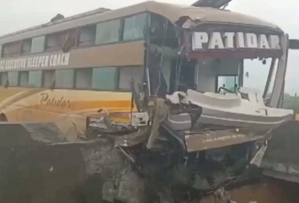 🚨 ब्रेकिंग न्यूज़ | शाजापुर
NH-52 पर बड़ा बस हादसा, 29 यात्री घायल
शाजापुर के टुकराना जोड़ के पास NH-52 पर सिरोंज से इंदौर जा रही यात्री बस अनियंत्रित होकर डिवाइडर से टकरा गई।
हादसे में 29 यात्री घायल हुए हैं। सूचना मिलते ही पुलिस और एंबुलेंस टीम मौके पर पहुंची। सभी घायलों को उपचार के लिए शाजापुर जिला अस्पताल ले जाया गया, जहां इलाज जारी है।
📍 टुकराना जोड़, शाजापुर | NH-52
🔴 TIMES MP