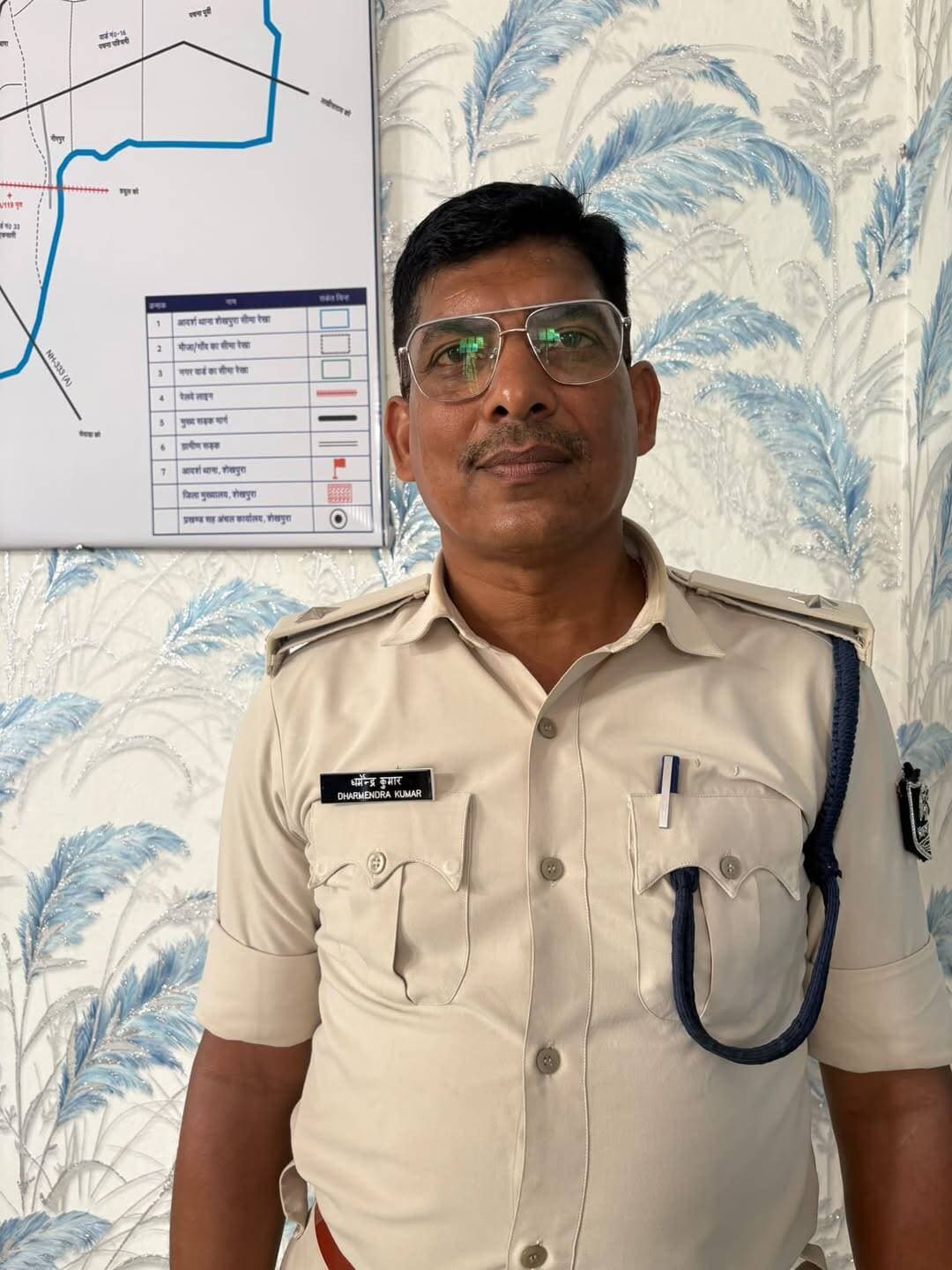 शेखपुरा से इस वक्त की बड़ी खबर
ऑनर किलिंग मामले सिंघम के डर से आरोपी पिता बच्चन देव चौहान कामाशी गांव निवासी कुर्की की पुलिस टिम को देखते ही किया आत्मसमर्पण