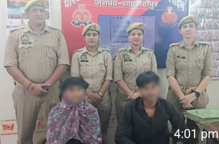 बिछड़े दो परिवारों को मिला दिया महिला परामर्श केंद्र शाहजहांपुर
आपको बता थाना कटरा* जनपद शाहजहाँपुर एक दम्पति जिनकी शादी लगभग 09 माह पूर्व हुई थी। आवेदिका अपने मायके में 10 दिन से रह रही है। आवेदिका 05 माह की गर्भवती है। आवेदिका और आवेदिका के पति की घरेलू बातों को लेकर लड़ाई झगड़ा हो गया था आवेदिका ने गुस्से में आकर प्रार्थना पत्र दे दिया था। आवेदिका अपने पति के साथ रहना चाहती है। द्वितीय पक्ष ने बताया कि मैं अपनी पत्नी से कभी भी लड़ाई झगड़ा नहीं करूंगा। मैं अपनी पत्नी को अपने साथ रखना चाहता हूं। दोनो पक्षों को परिवार परामर्श केंद्र बुलाया गया और दोनों पक्षों की आपसी वार्ता कराई गई और समझाया गया । दोनों ने आपसी सहमति से समझौता कर लिया है। दोनों पक्षों को परिवार परामर्श केंद्र से सकुशल विदा किया गया है।
*2. *थाना कोतवाली* जनपद शाहजहाँपुर के एक दम्पति जिनकी शादी लगभग 04 माह पूर्व हुई थी। आवेदिका 02 माह से अपने मायके में रह रही है। आवेदिका का पति आवेदिका के साथ गाली गलौज एवं मारपीट करता है। ज़ब आवेदिका बीमार हुई तो आवेदिका के पति ने इलाज नहीं कराया था । तथा आवेदिका को खर्च के लिए पैसे भी नहीं देता |आवेदिका ने बताया अगर मेरा पति सही से चले तो मैं अपने पति के साथ जाने को तैयार हूं। द्वितीय पक्ष ने बताया कि मैं अपनी पत्नी के साथ मारपीट नहीं करूंगा। मैं अपनी पत्नी को अच्छे से रखूंगा एवं अपनी पत्नी खर्चे के लिए पैसे भी दूंगा।दोनों पक्षों को परिवार परामर्श केंद्र बुलाया गया और दोनों पक्षों की आपसी वार्ता कराई गई और समझाया गया। दोनों ने आपसी सहमति से समझौता कर लिया है। दोनों पक्षों को परिवार परामर्श केंद्र से सकुशल विदा किया गया
*इस मौके पर प्रभारी परिवार परामर्श केंद्र म0उ0 नि0 मधु यादव,महिला आरक्षी पिंकी, महिला आरक्षी निशा मिश्रा, महिला आरक्षी शीतल चौहान, महिला आरक्षी रश्मि चौधरी , महिला आरक्षी मोनिका कुमारी महिला आरक्षी नेहा चौहान आरक्षी विनीत कुमार आदि मौजूद रहे।*