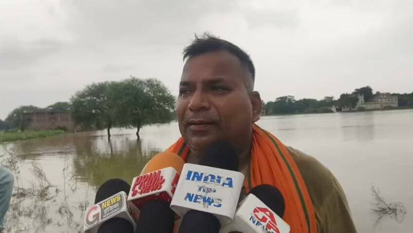 शिवपुर दीयर नम्बरी गांव बाढ़ से प्रभावित है- संजय यादव प्रधान