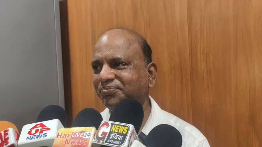 : शिक्षक दिवस पर एजाज अहमद सर ने दिया शिक्षकों और छात्रों को प्रेरणादायी संदेश, कहा - शिक्षा से ही समाज का निर्माण*
*बलिया* शिक्षक दिवस के अवसर पर वरिष्ठ शिक्षाविद एजाज अहमद सर ने आज सभी अध्यापकों और छात्रों को शिक्षक दिवस की हार्दिक शुभकामनाएं दीं।
उन्होंने अपने संदेश में कहा:
> "सभी सम्मानित शिक्षकों और प्यारे छात्र-छात्राओं को शिक्षक दिवस की दिल से मुबारकबाद।
> एक शिक्षक सिर्फ किताब नहीं पढ़ाता, वह एक पीढ़ी का भविष्य गढ़ता है। मैं सभी गुरुजनों को नमन करता हूँ जिन्होंने अपना पूरा जीवन शिक्षा के लिए समर्पित कर दिया।
> छात्रों से मेरा यही कहना है कि अपने गुरु का सम्मान करें, मन लगाकर पढ़ें, क्योंकि एक अच्छा छात्र ही कल का अच्छा नागरिक और देश का भविष्य बनता है। गुरु और शिष्य का रिश्ता ही समाज की सबसे बड़ी ताकत है।"
उन्होंने आगे कहा कि आज के समय में तकनीक के साथ-साथ संस्कार और अनुशासन भी जरूरी है, और यही शिक्षा का असली उद्देश्य है।