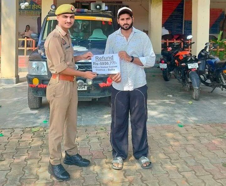 बलिया पुलिस की तत्परता से साइबर ठगी के दो पीड़ितों को मिली राहत, 7,956.77 रुपये की पूरी धनराशि कराई गई वापस
बलिया। थाना गड़वार पुलिस ने साइबर ठगी के दो मामलों में त्वरित कार्रवाई करते हुए पीड़ितों की ठगी गई कुल 7,956.77 रुपये की धनराशि वापस उनके बैंक खातों में करा दी। पुलिस की इस कार्रवाई से पीड़ितों को राहत मिली और उन्होंने बलिया पुलिस व थाना गड़वार का आभार जताया।
पुलिस के अनुसार, रतसड़ कलां निवासी सुनीता सिंह के एसबीआई खाते से 12 जुलाई 2026 को धोखाधड़ी कर 5,956.77 रुपये निकाल लिए गए थे। वहीं, हजौली निवासी अविनाश कुमार खरवार के यूनियन बैंक ऑफ इंडिया के खाते से 19 नवंबर 2025 को 2,000 रुपये की साइबर ठगी की गई थी।
शिकायत मिलने के बाद पुलिस अधीक्षक ओमवीर सिंह के निर्देशन तथा अपर पुलिस अधीक्षक (दक्षिणी)/नोडल साइबर सेल संजय वर्मा के पर्यवेक्षण में थाना गड़वार पुलिस ने तत्काल कार्रवाई शुरू की। क्षेत्राधिकारी सतीश कुमार शर्मा और थानाध्यक्ष हितेश कुमार के नेतृत्व में पुलिस टीम ने धनराशि को होल्ड कराते हुए MRM पोर्टल के माध्यम से दोनों पीड़ितों के खातों में ठगी की पूरी रकम वापस करा दी।
इस कार्रवाई में थाना गड़वार के साइबर प्रभारी उपनिरीक्षक अब्दुल हफीज, हेड कांस्टेबल भीम कुमार, आरक्षी विवेक कुमार यादव, विक्रम तिवारी, अभय सिंह तथा महिला आरक्षी जया तिवारी की भूमिका रही।
पुलिस की अपील: साइबर ठगी होने पर घबराएं नहीं और तत्काल संबंधित बैंक तथा साइबर हेल्पलाइन 1930 पर शिकायत दर्ज कराएं, ताकि ठगी की रकम को समय रहते होल्ड कराया जा सके।
<nis:link nis:type=tag nis:id=balliapolice nis:value=BalliaPolice nis:enabled=true nis:link/> <nis:link nis:type=tag nis:id=cybercrime nis:value=CyberCrime nis:enabled=true nis:link/> <nis:link nis:type=tag nis:id=cyberfraud nis:value=CyberFraud nis:enabled=true nis:link/> <nis:link nis:type=tag nis:id=cyberawareness nis:value=CyberAwareness nis:enabled=true nis:link/> <nis:link nis:type=tag nis:id=ballianews nis:value=BalliaNews nis:enabled=true nis:link/>